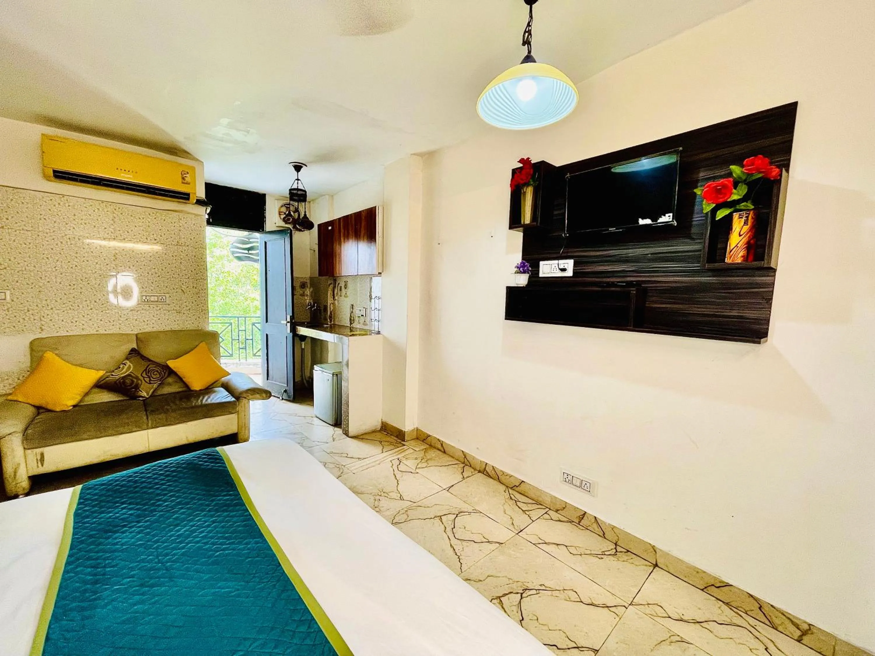 Bed in Hotel Hauz Khas Inn Near Hauz Khas Fort and Deer Park