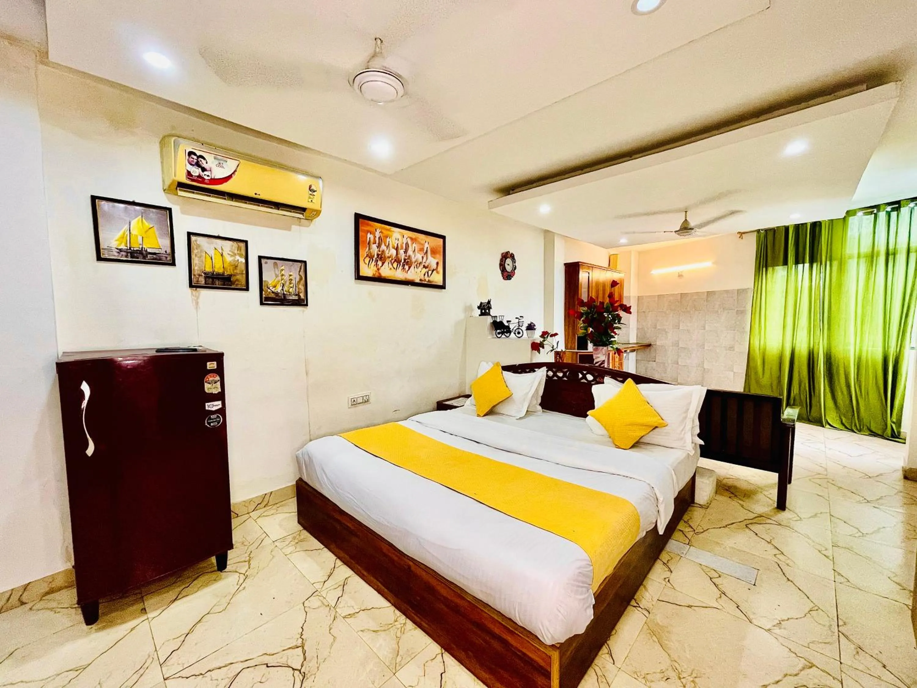 Bed in Hotel Hauz Khas Inn Near Hauz Khas Fort and Deer Park