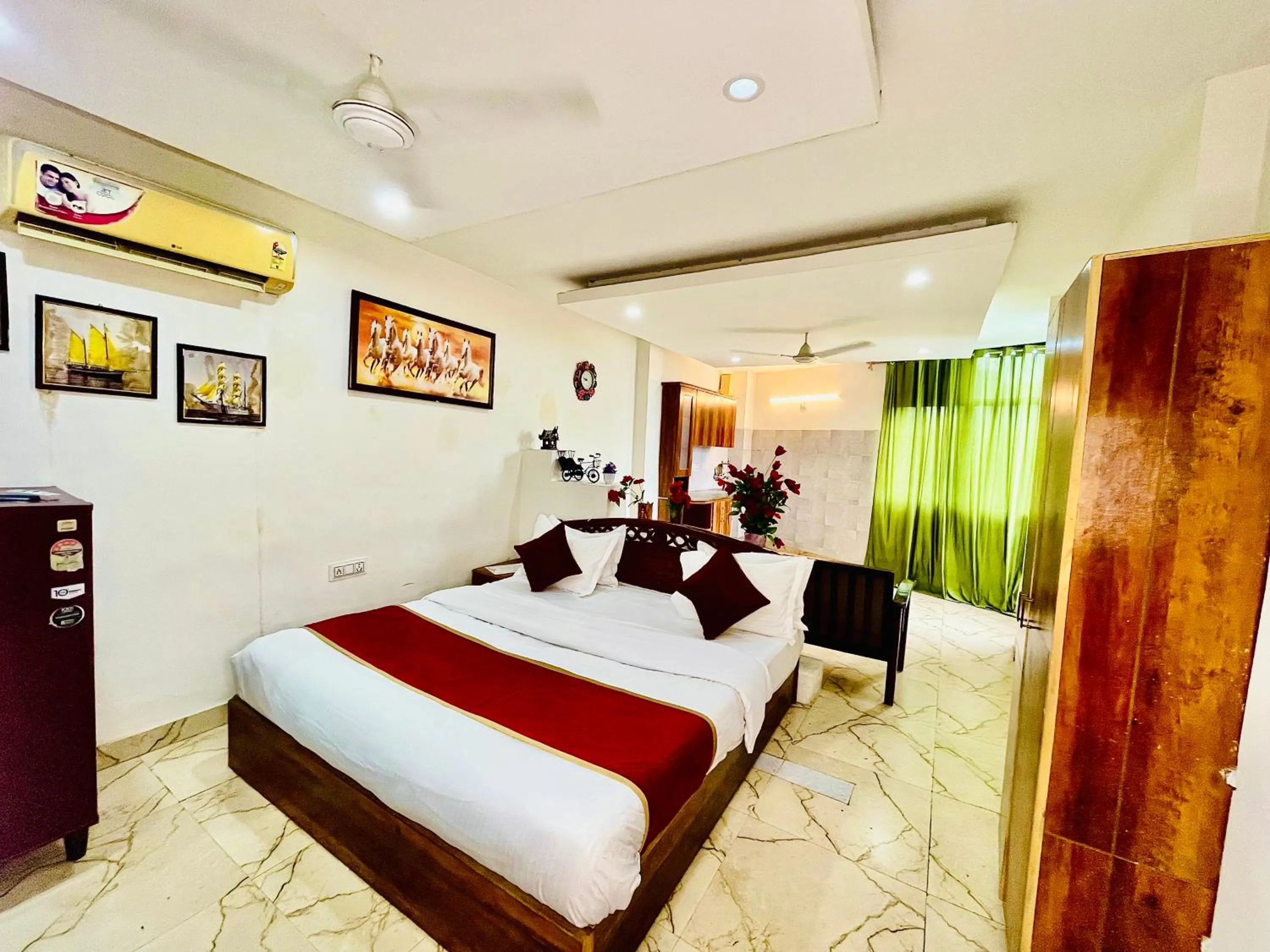 Bed in Hotel Hauz Khas Inn Near Hauz Khas Fort and Deer Park