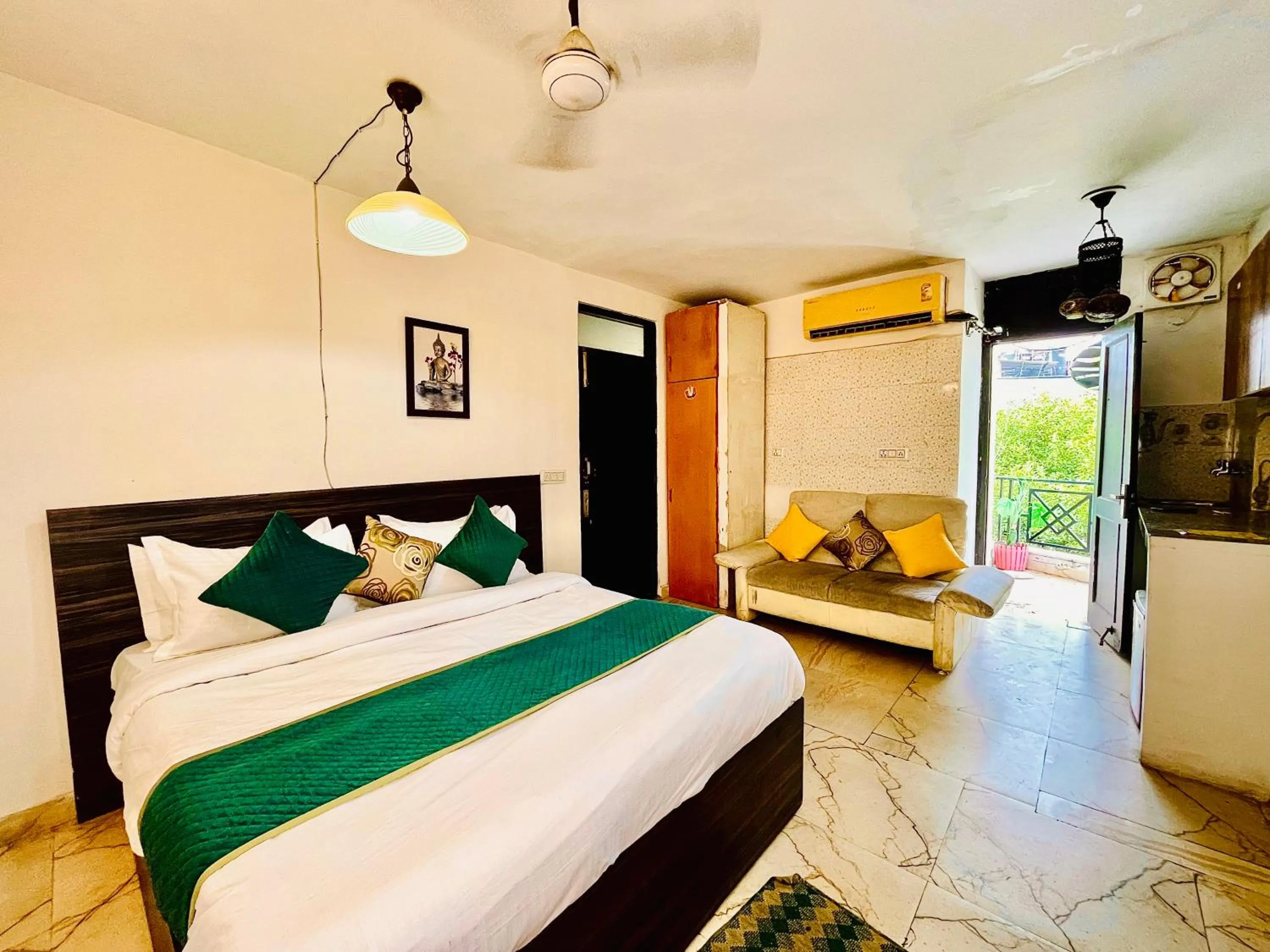 Bed in Hotel Hauz Khas Inn Near Hauz Khas Fort and Deer Park