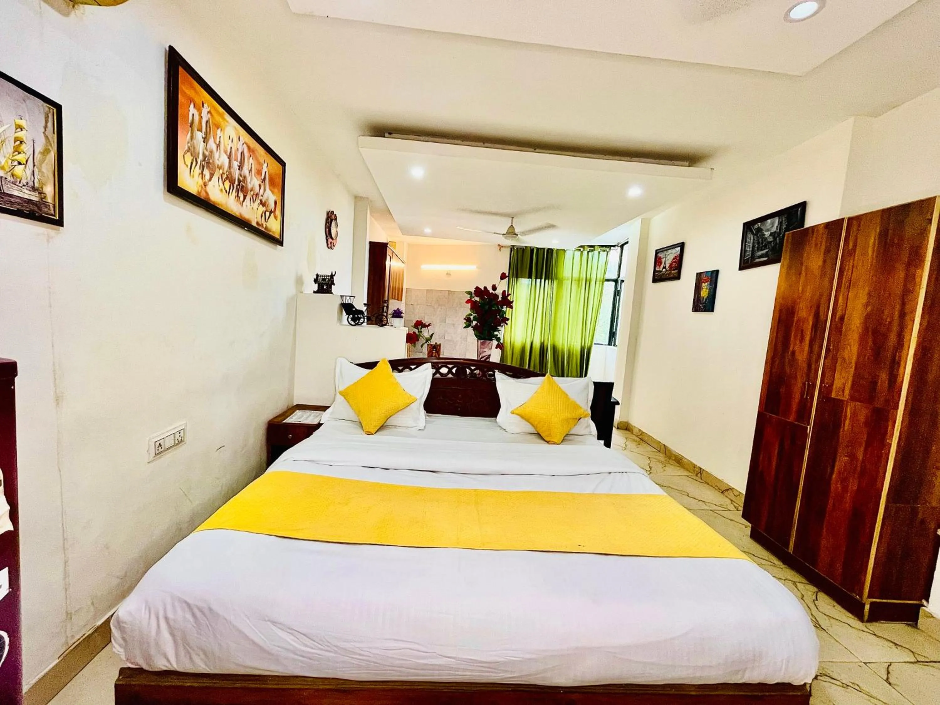 Bed in Hotel Hauz Khas Inn Near Hauz Khas Fort and Deer Park