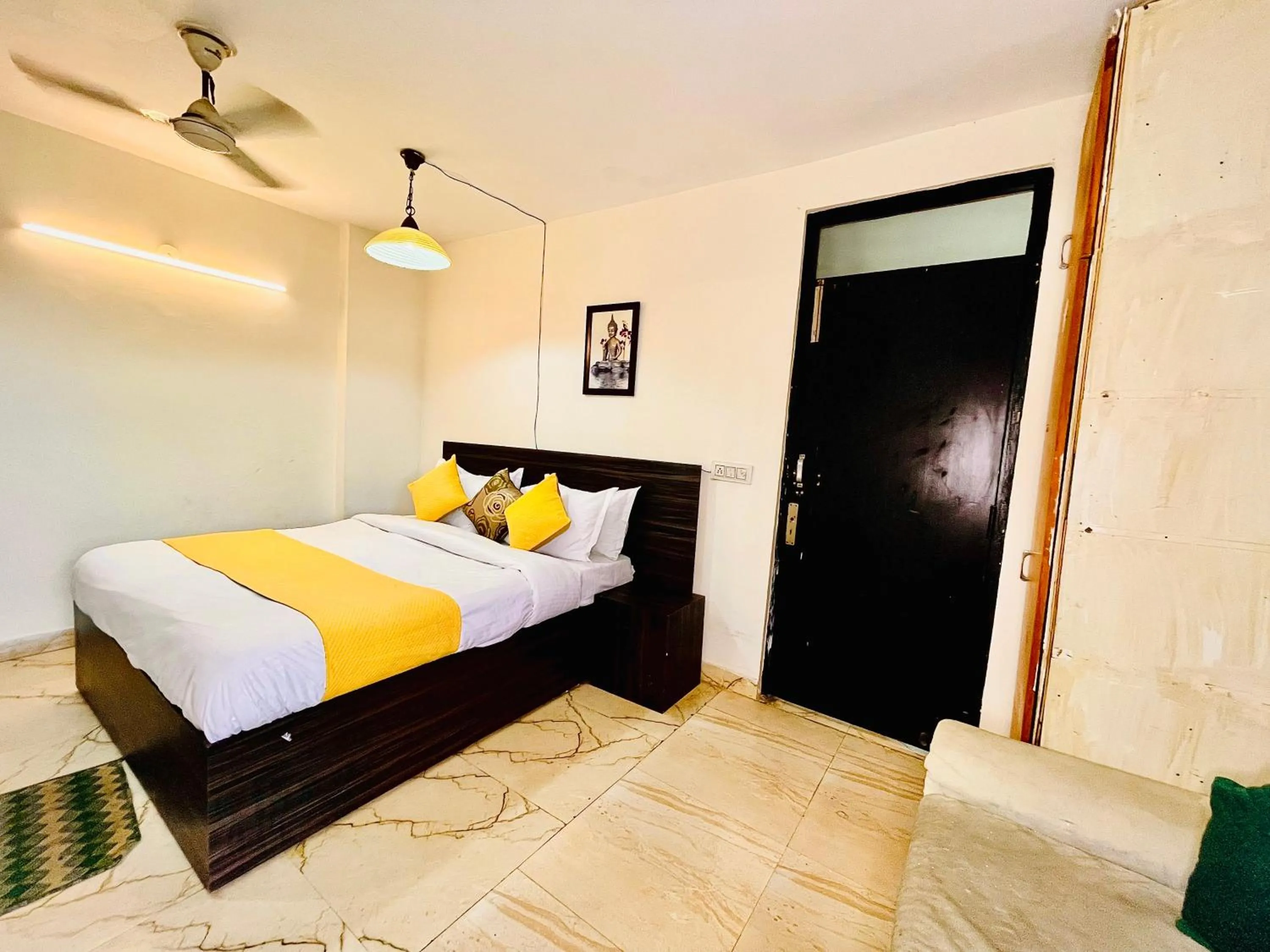 Bed in Hotel Hauz Khas Inn Near Hauz Khas Fort and Deer Park