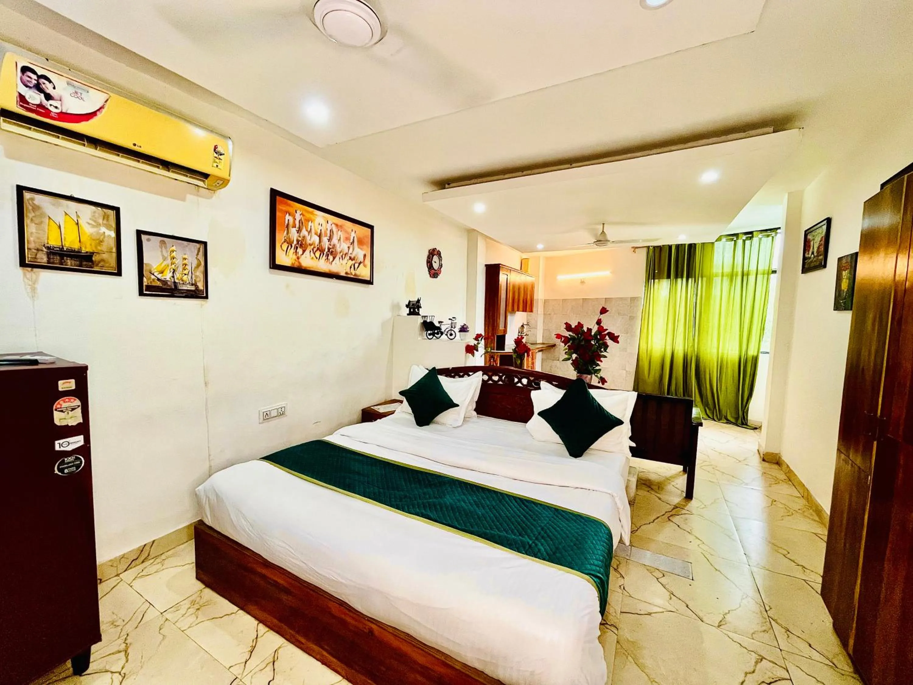 Bed in Hotel Hauz Khas Inn Near Hauz Khas Fort and Deer Park