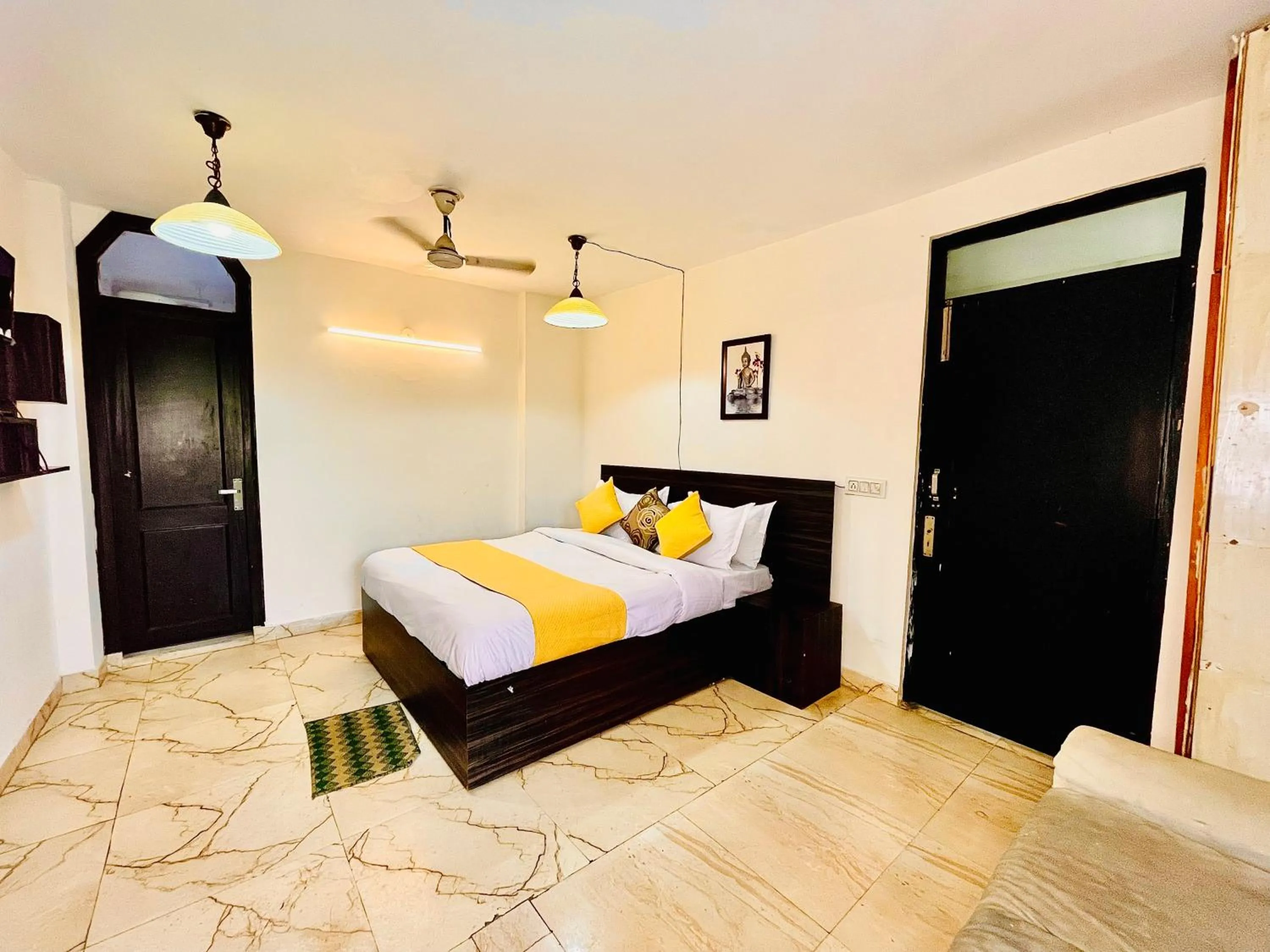 Bed in Hotel Hauz Khas Inn Near Hauz Khas Fort and Deer Park
