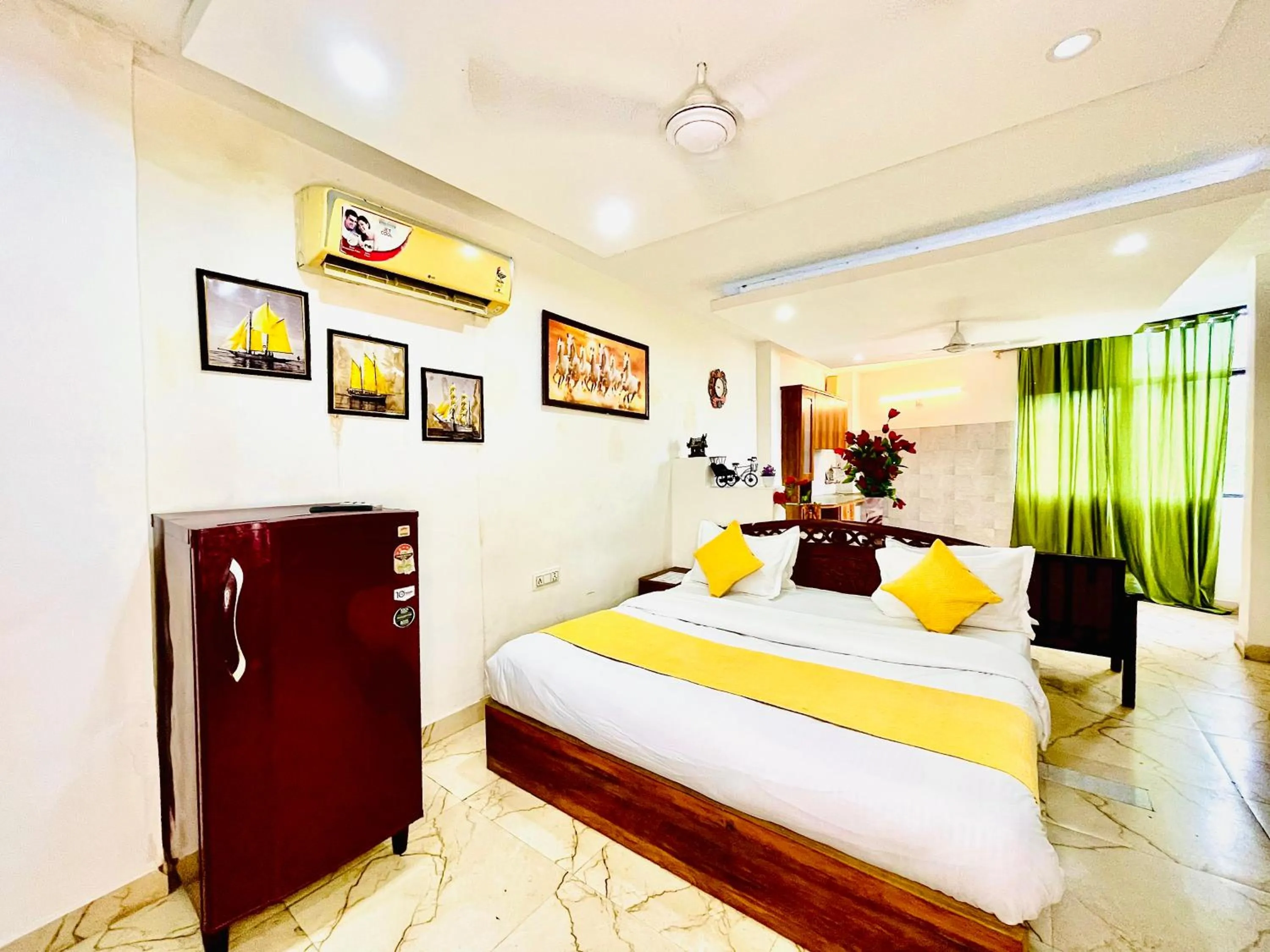 Bed in Hotel Hauz Khas Inn Near Hauz Khas Fort and Deer Park