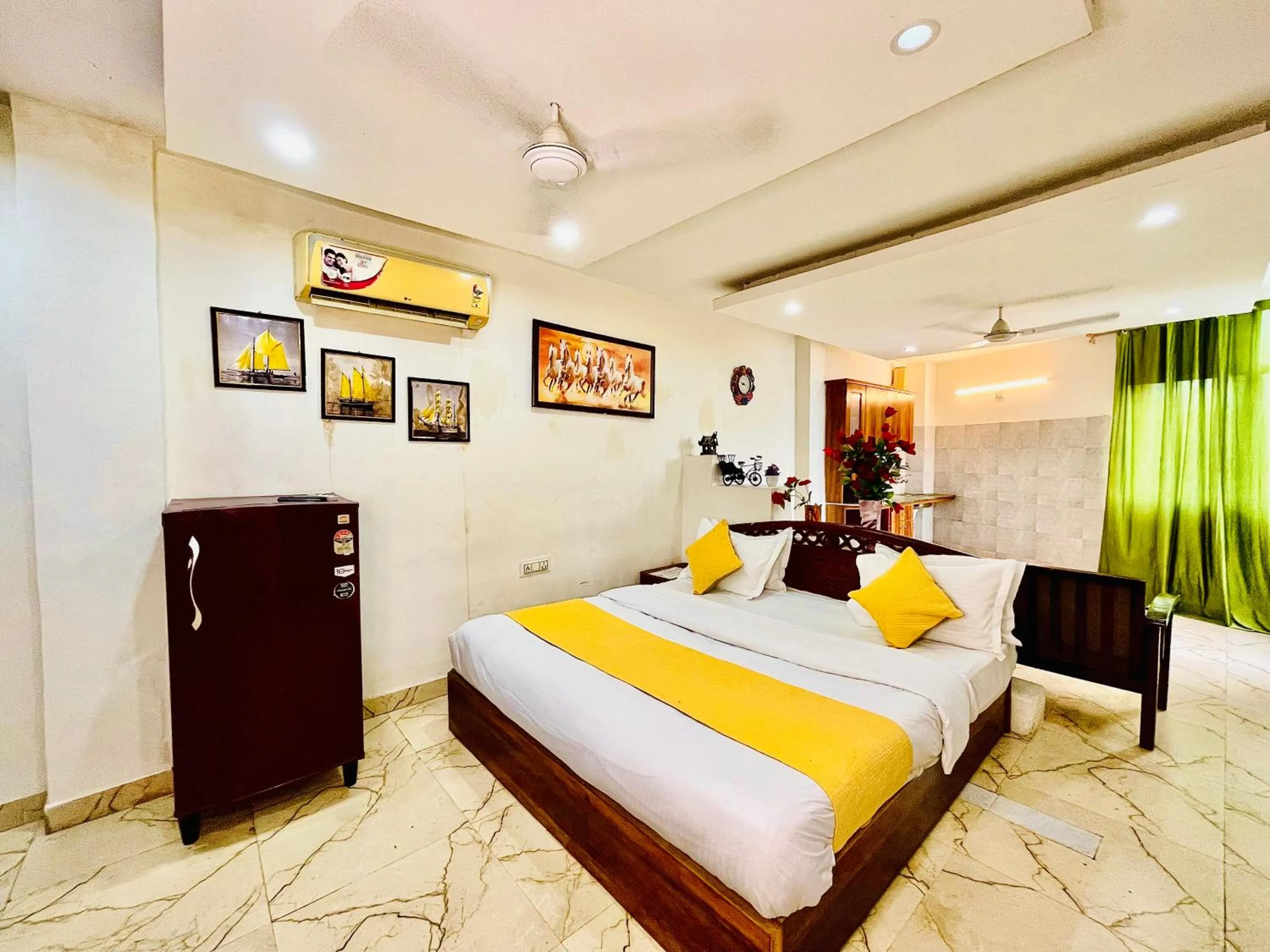 Bed in Hotel Hauz Khas Inn Near Hauz Khas Fort and Deer Park