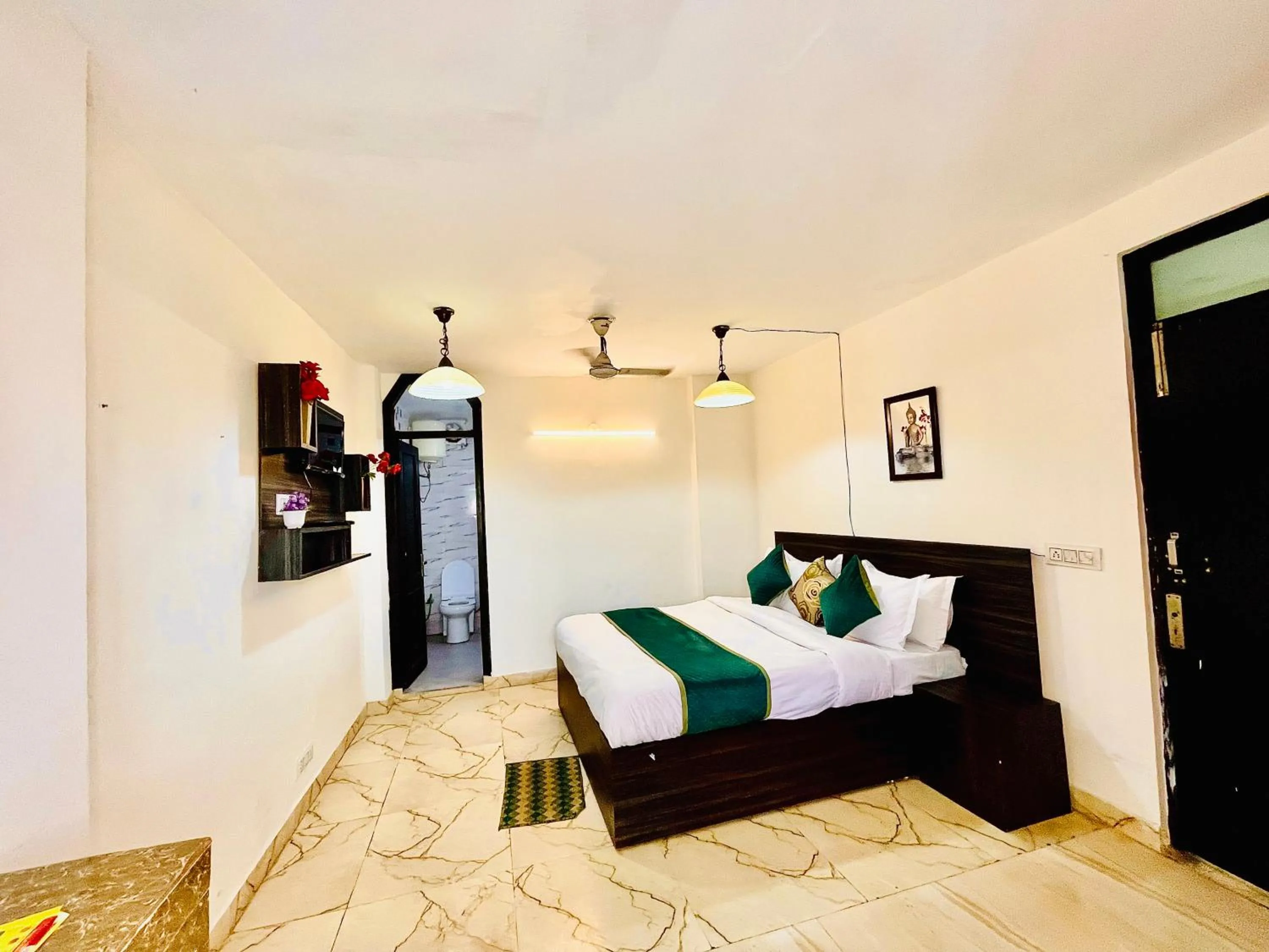 Bed in Hotel Hauz Khas Inn Near Hauz Khas Fort and Deer Park