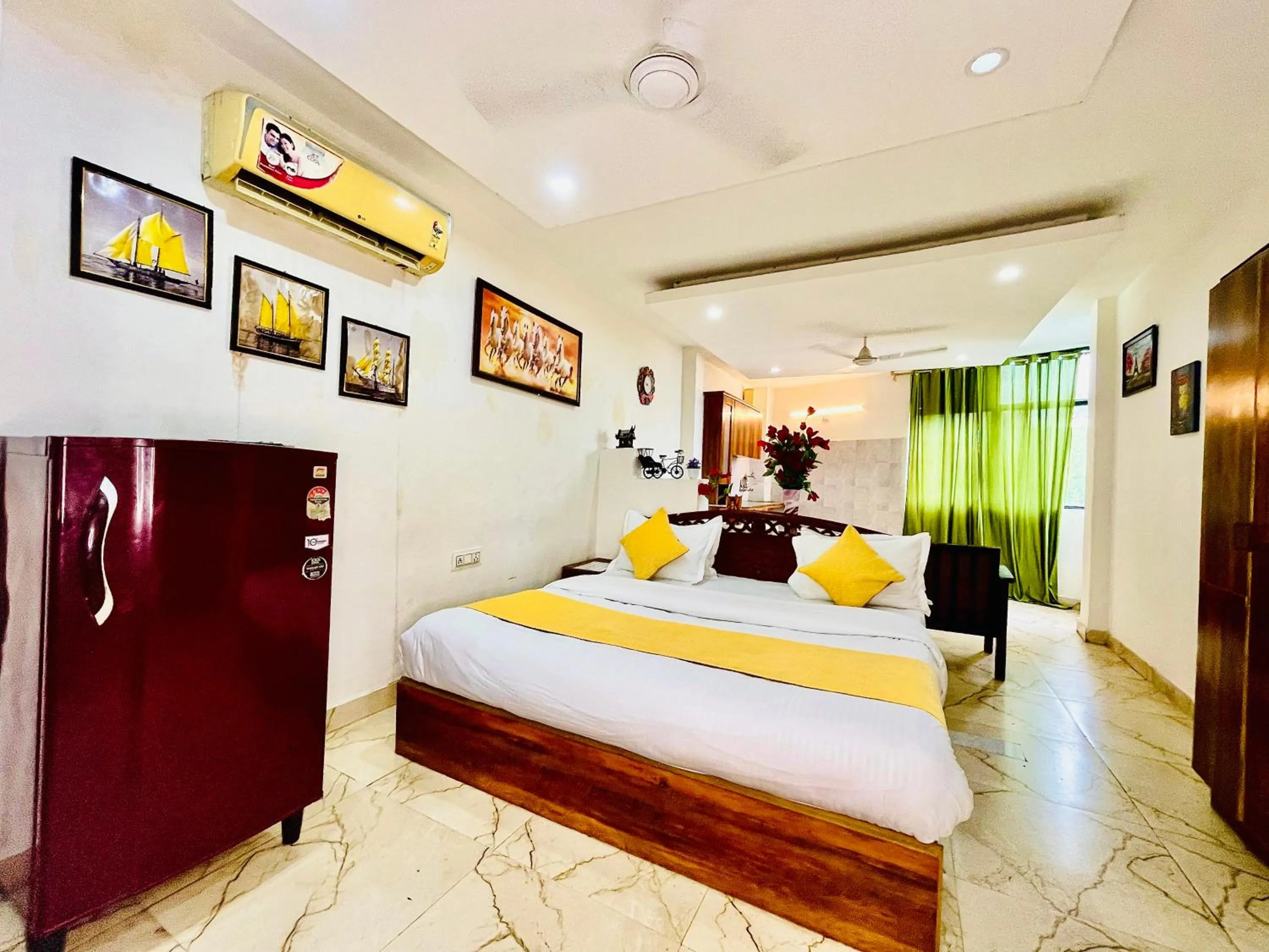 Bed in Hotel Hauz Khas Inn Near Hauz Khas Fort and Deer Park