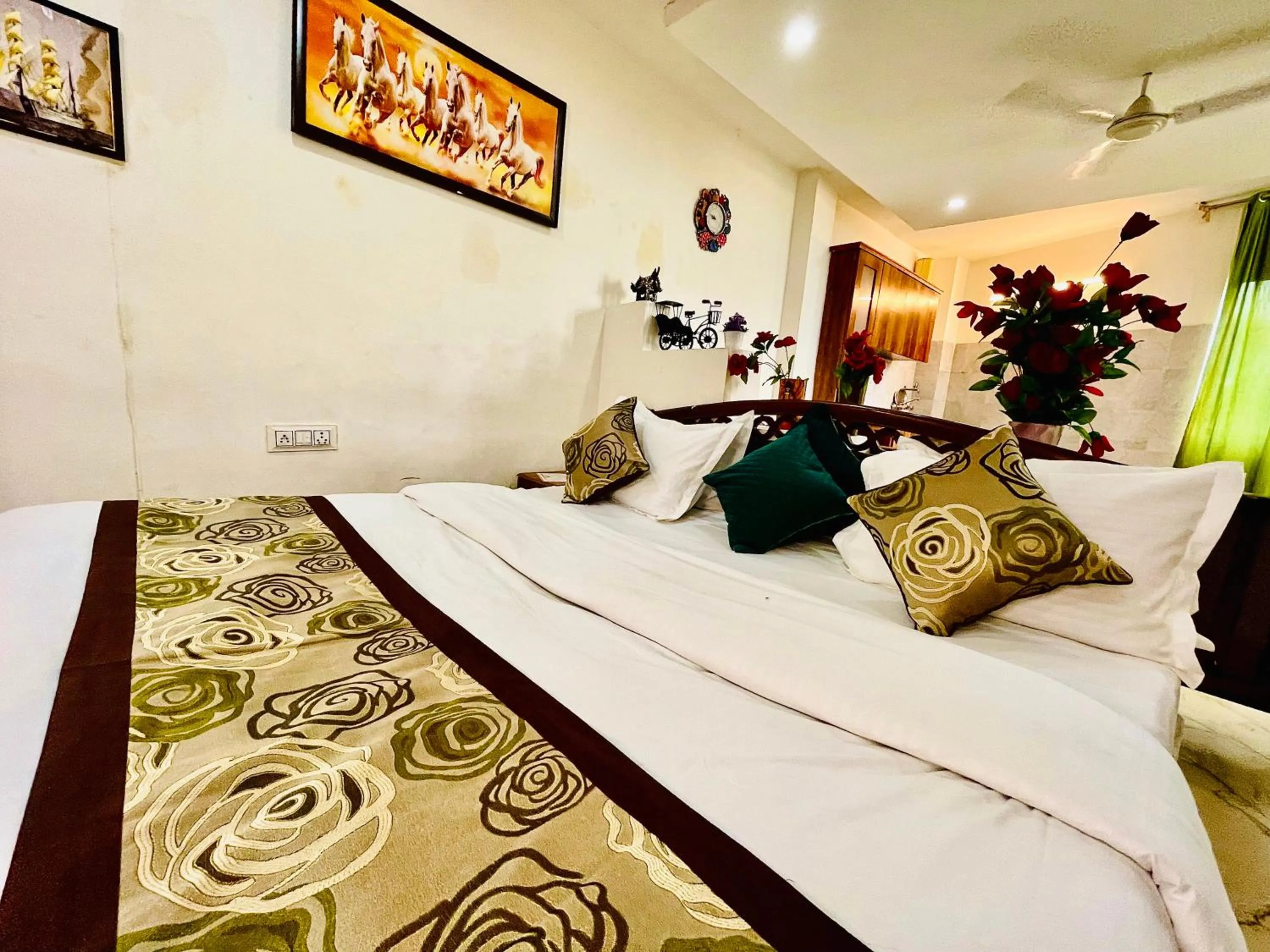 Bed in Hotel Hauz Khas Inn Near Hauz Khas Fort and Deer Park
