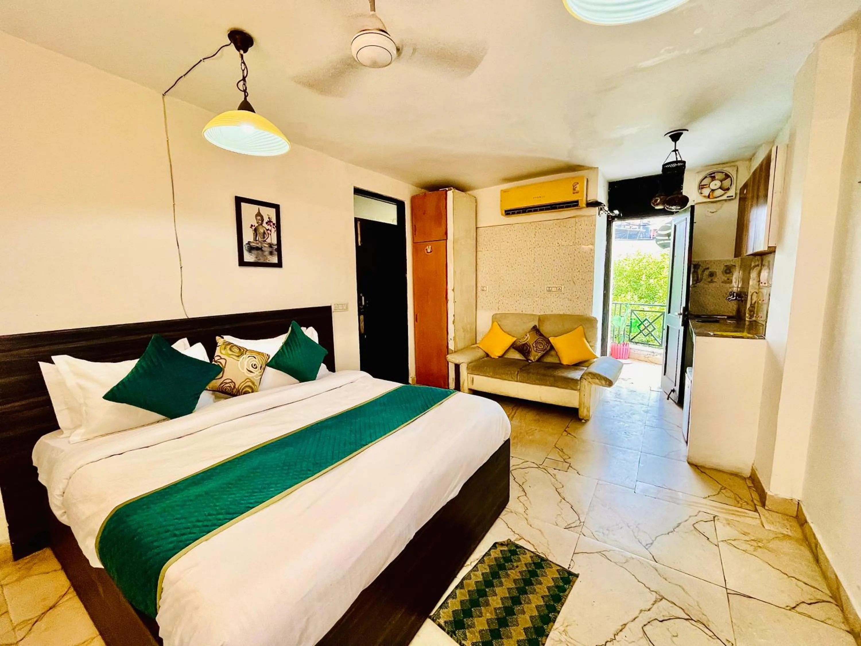 Bed in Hotel Hauz Khas Inn Near Hauz Khas Fort and Deer Park