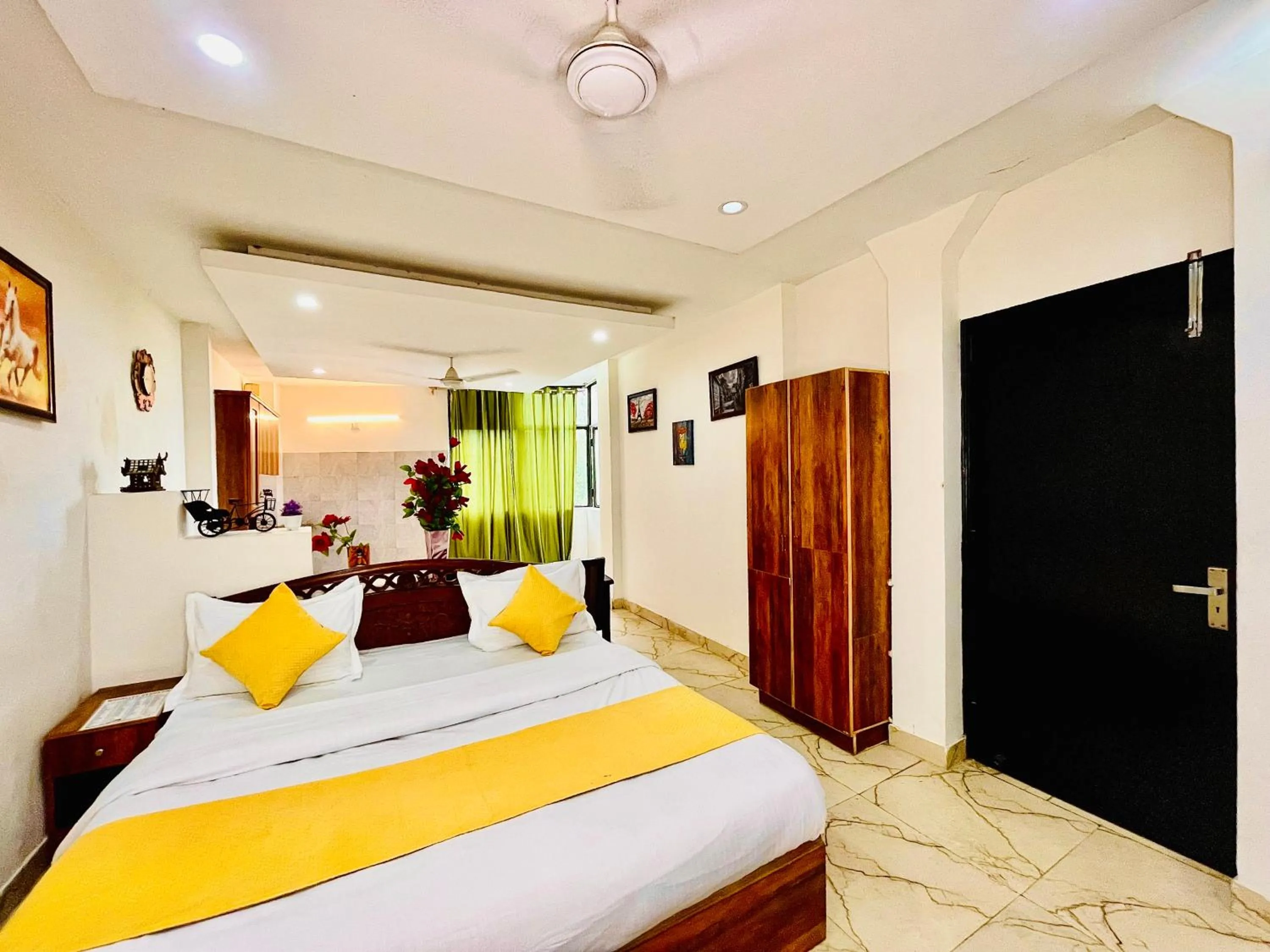 Bed in Hotel Hauz Khas Inn Near Hauz Khas Fort and Deer Park