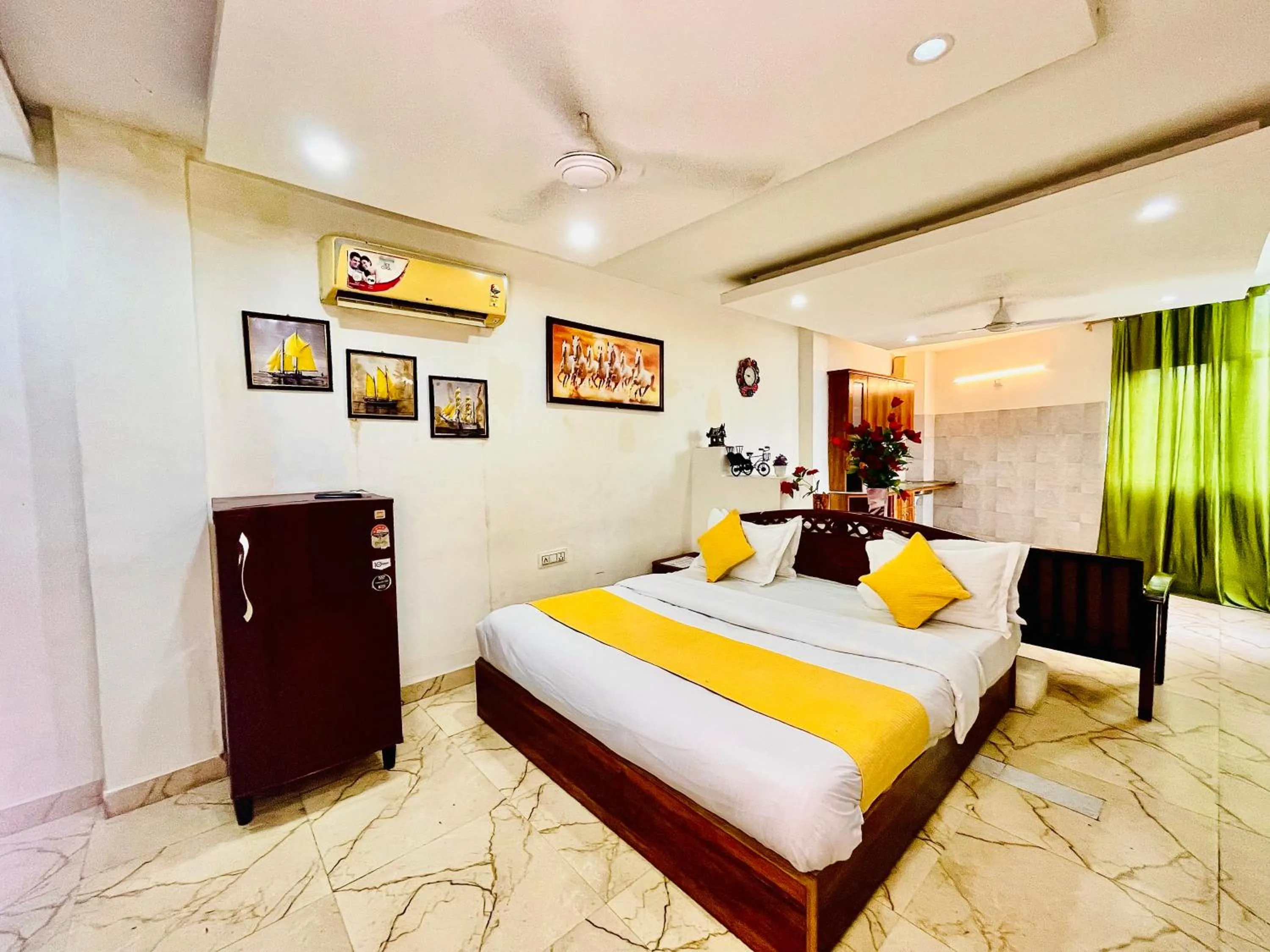 Bed in Hotel Hauz Khas Inn Near Hauz Khas Fort and Deer Park