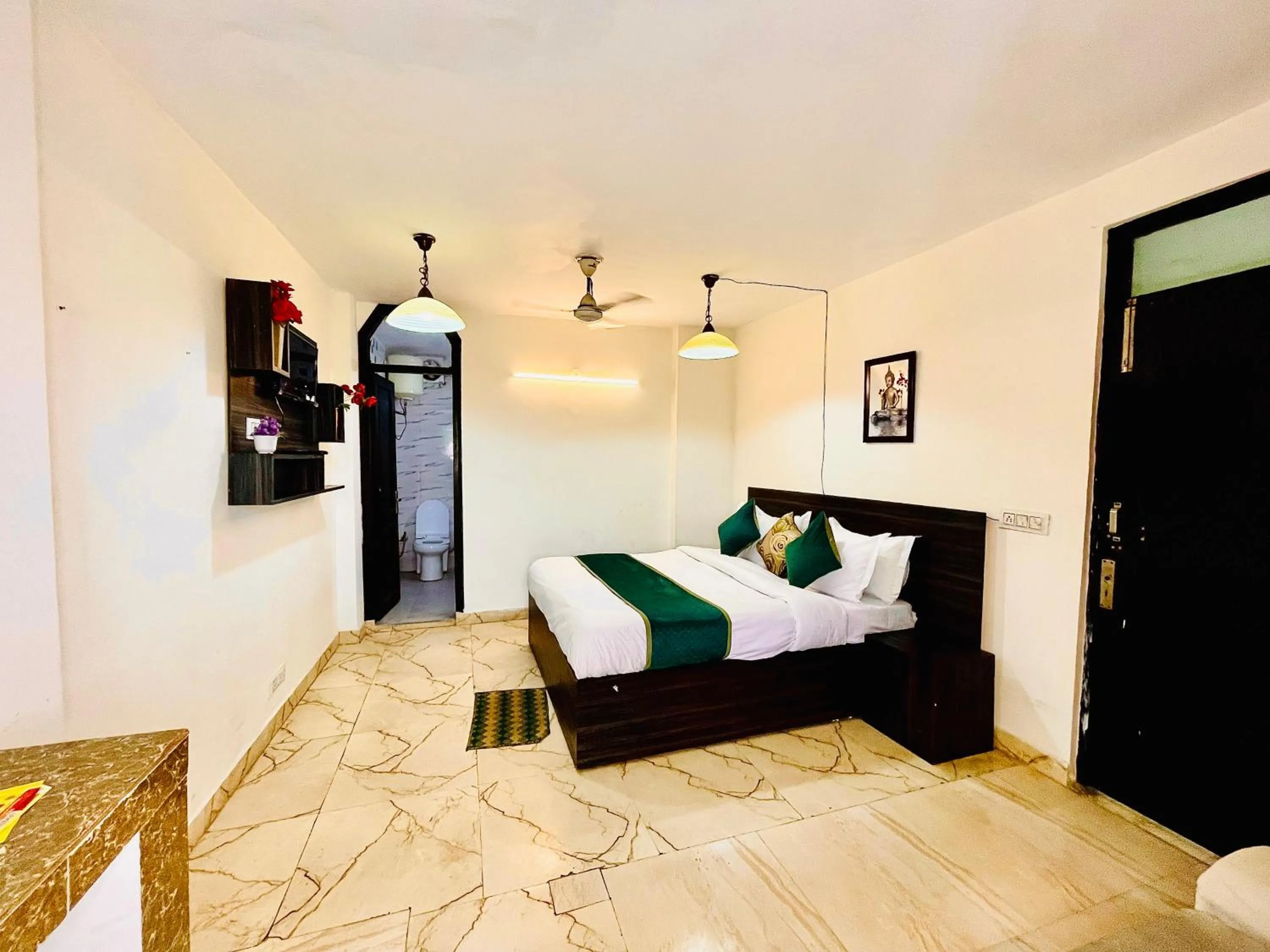 Bed in Hotel Hauz Khas Inn Near Hauz Khas Fort and Deer Park