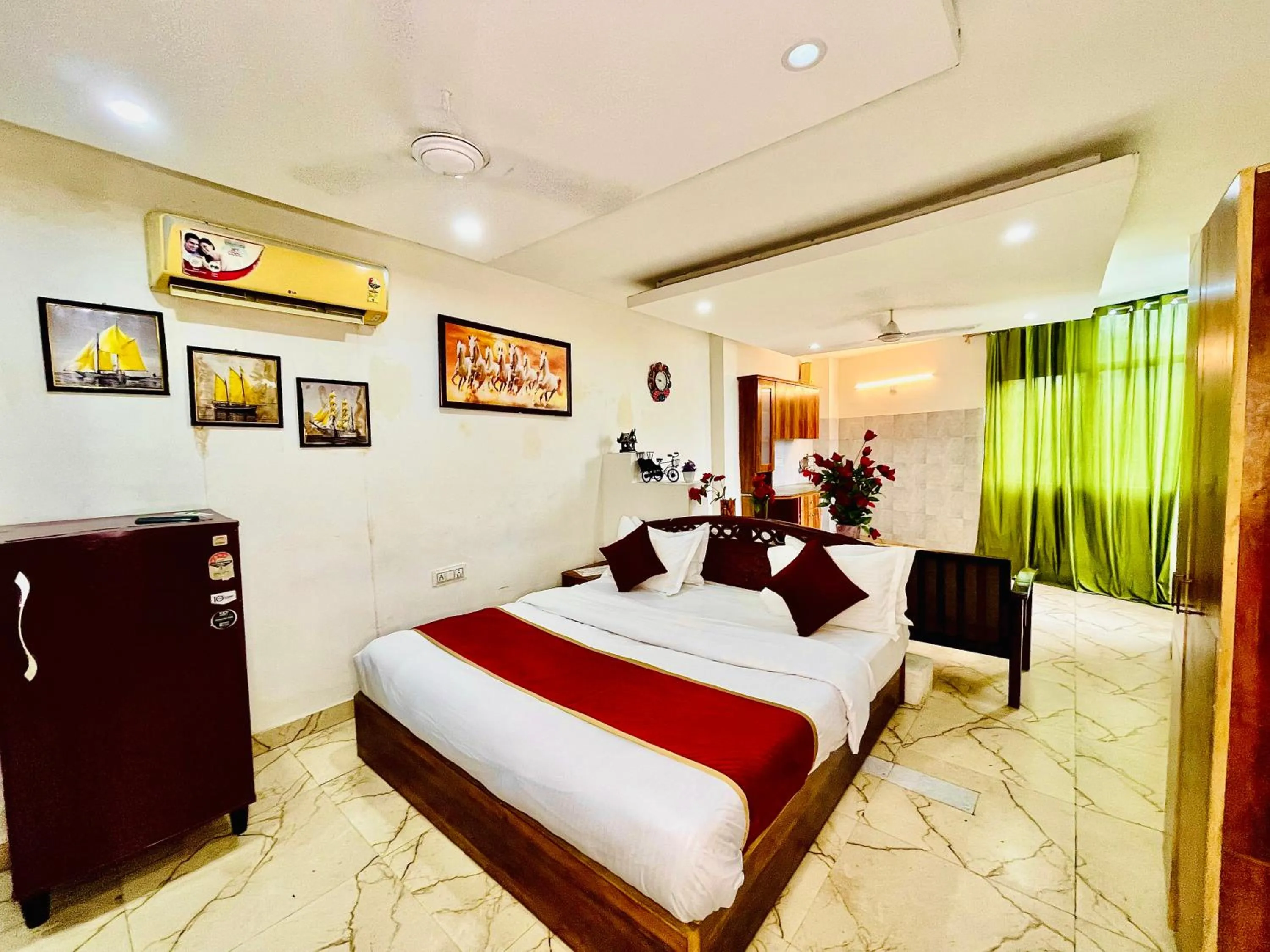 Bed in Hotel Hauz Khas Inn Near Hauz Khas Fort and Deer Park