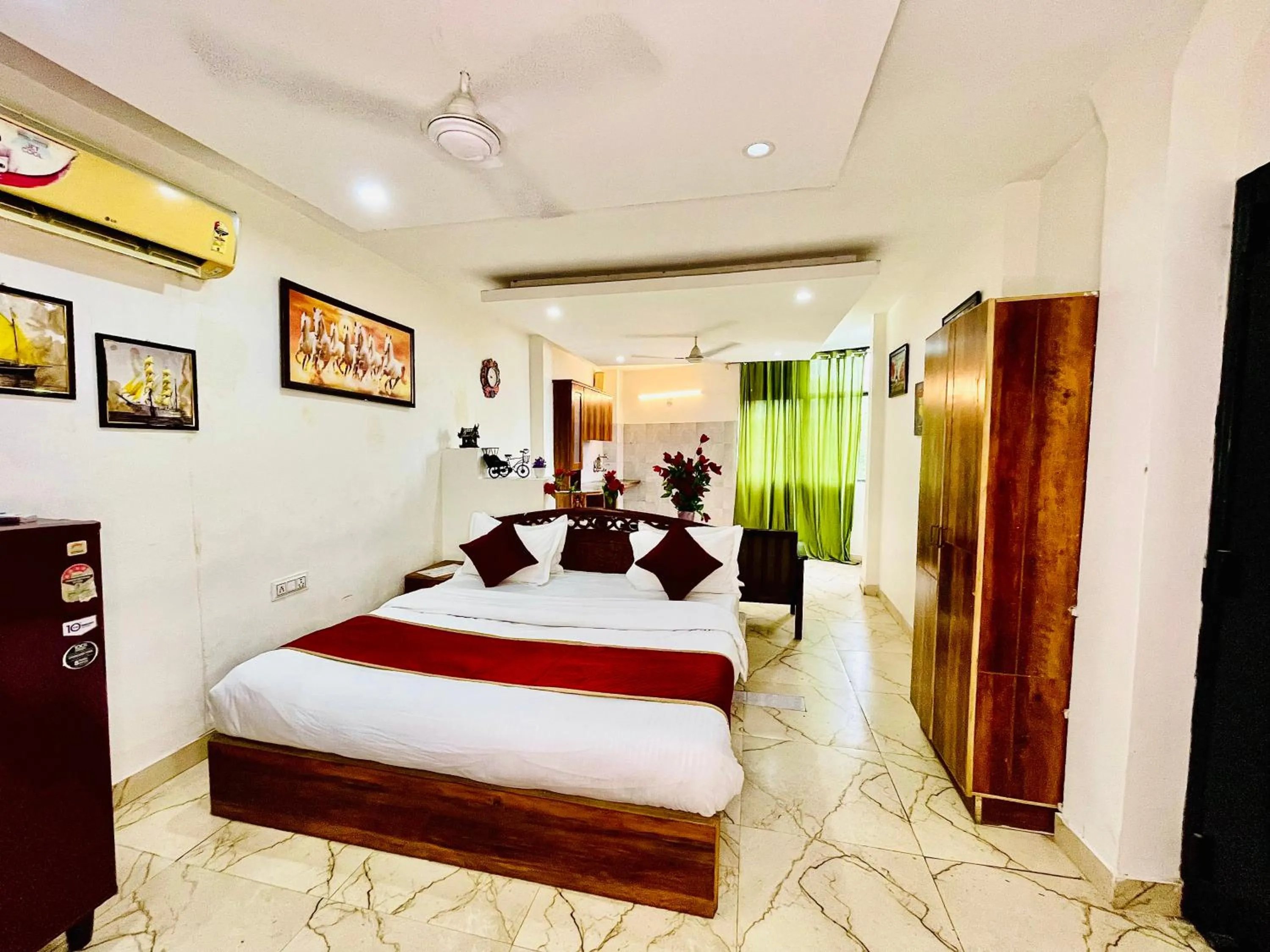 Bed in Hotel Hauz Khas Inn Near Hauz Khas Fort and Deer Park