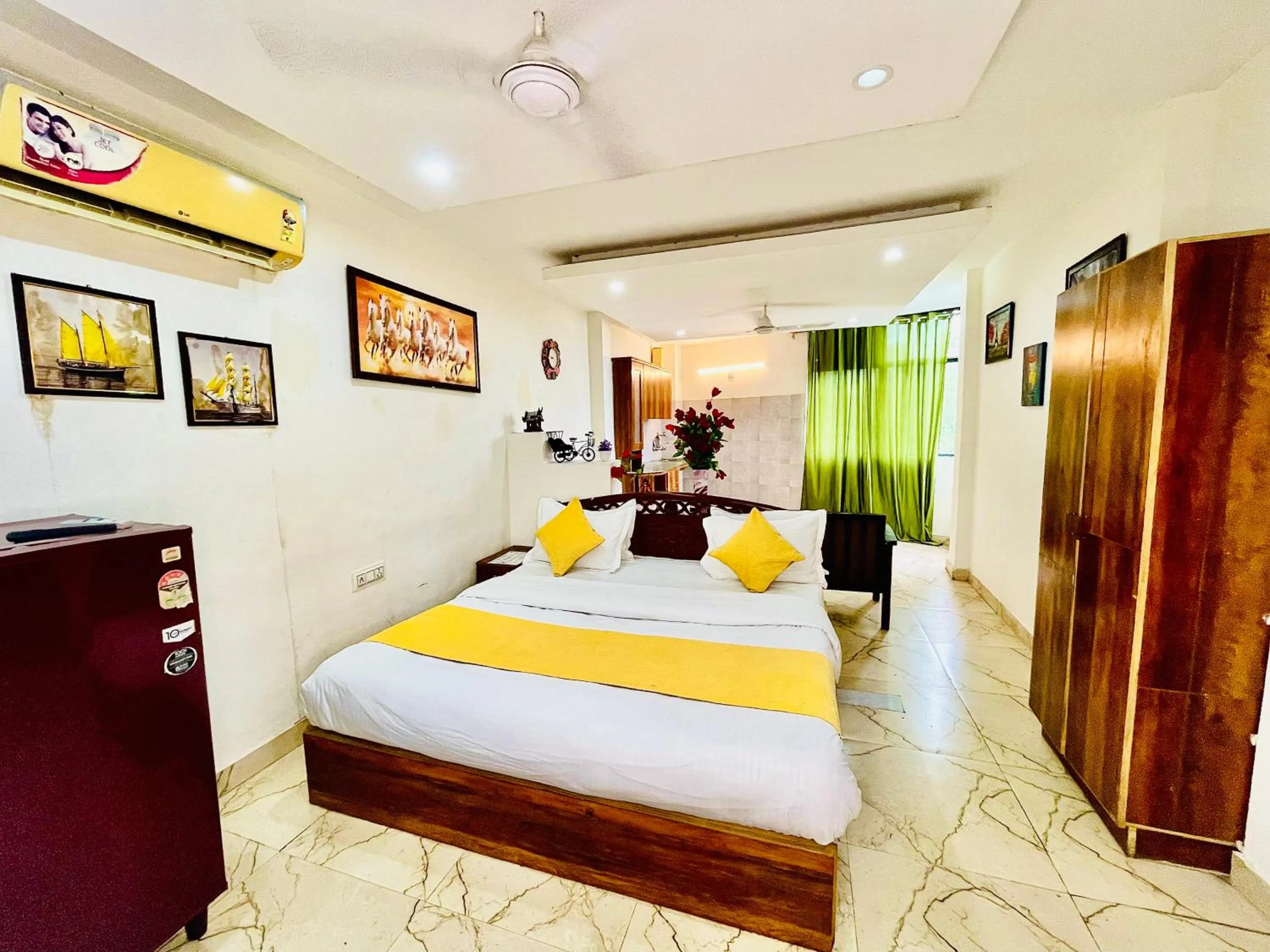 Bed in Hotel Hauz Khas Inn Near Hauz Khas Fort and Deer Park
