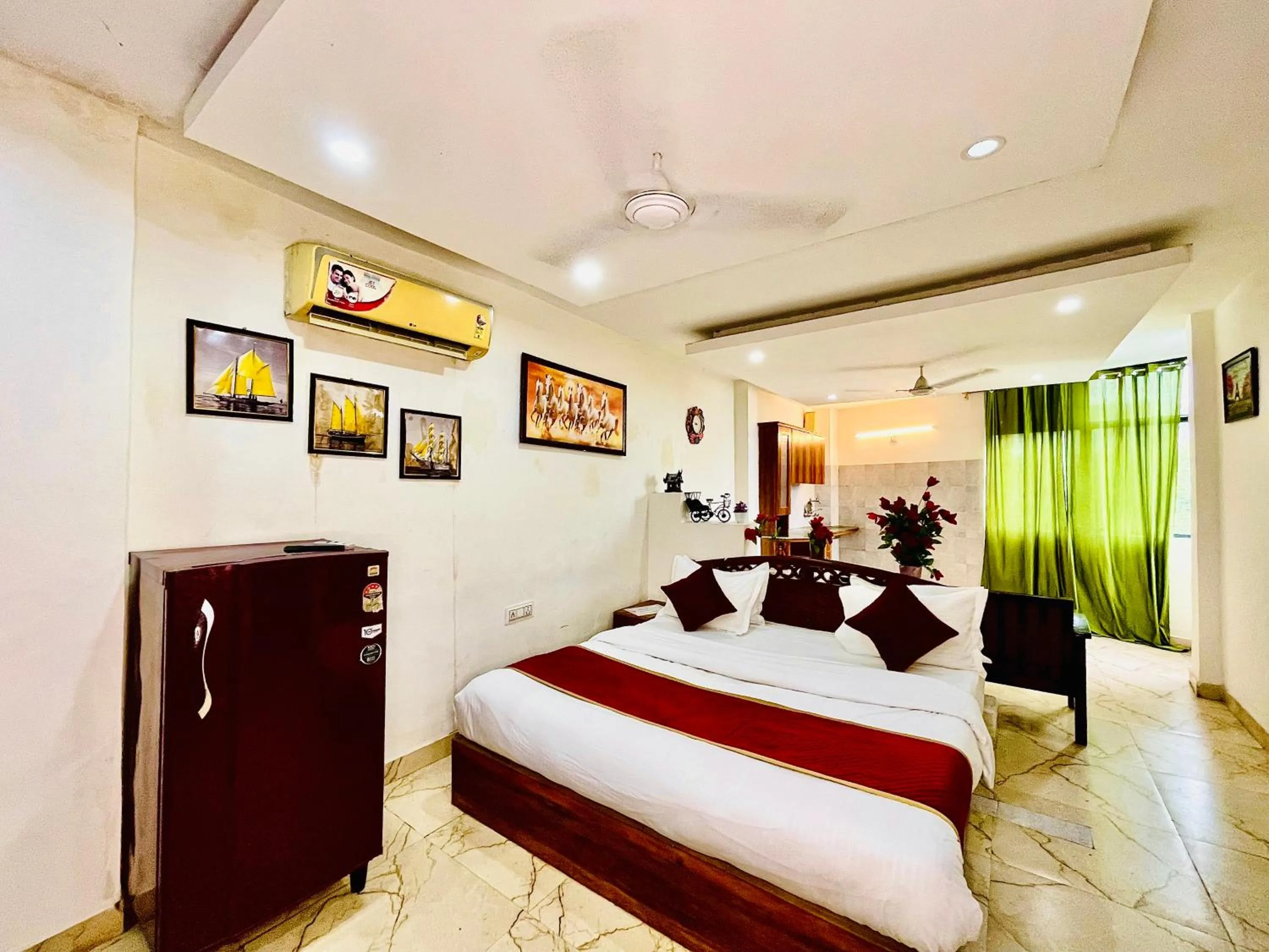 Bed in Hotel Hauz Khas Inn Near Hauz Khas Fort and Deer Park
