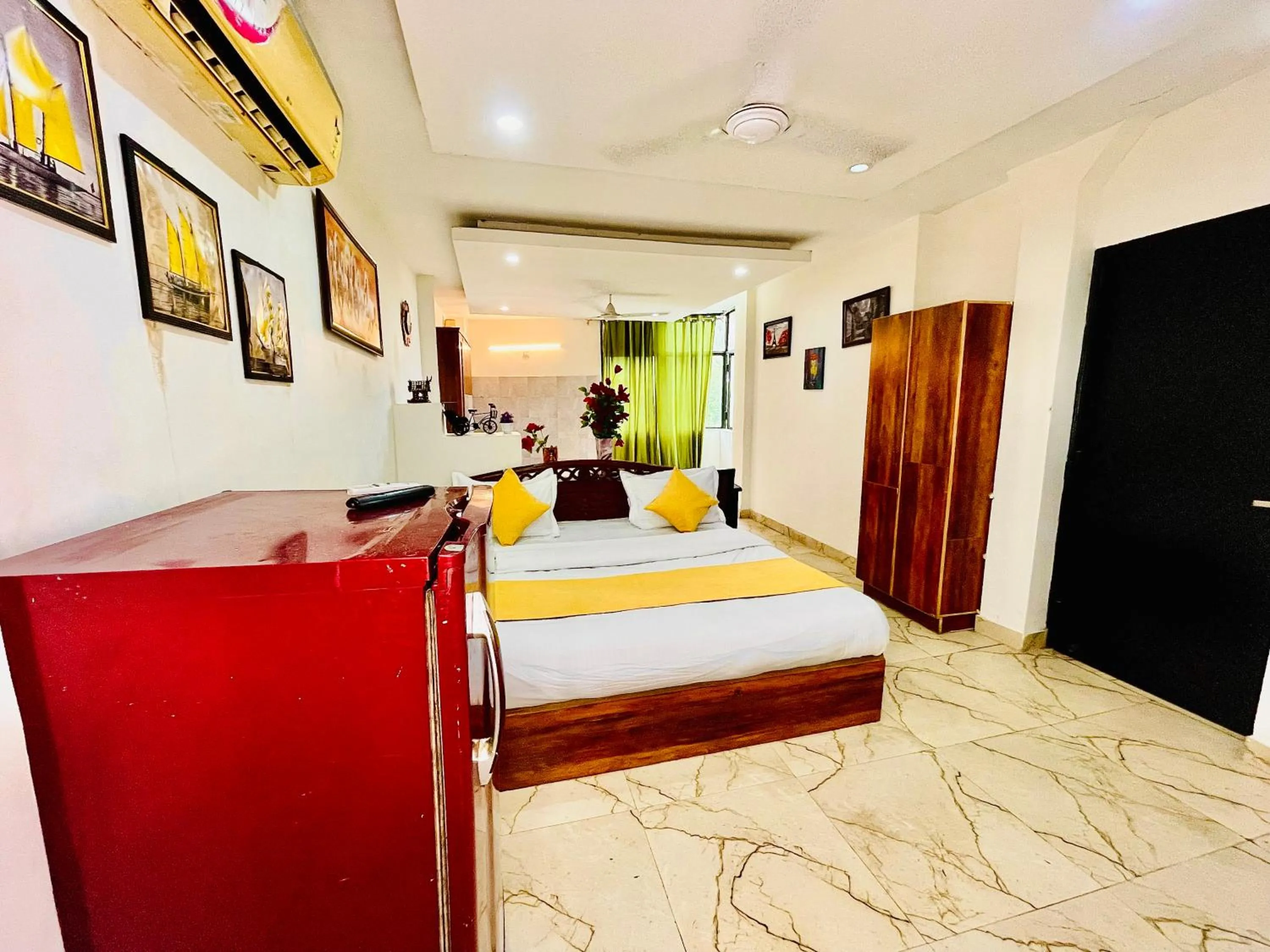 Bed in Hotel Hauz Khas Inn Near Hauz Khas Fort and Deer Park