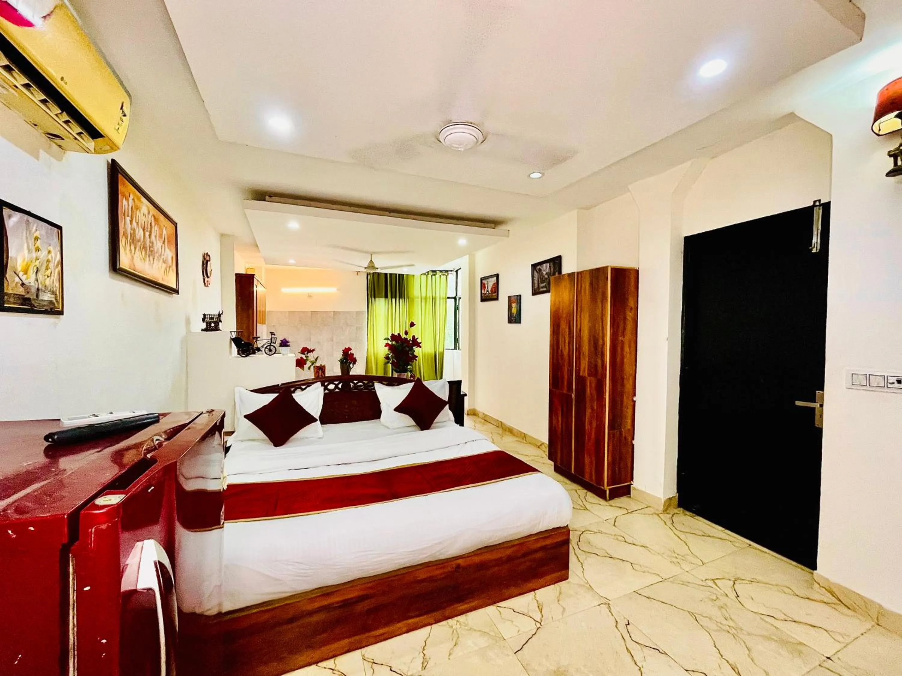 Bed in Hotel Hauz Khas Inn Near Hauz Khas Fort and Deer Park