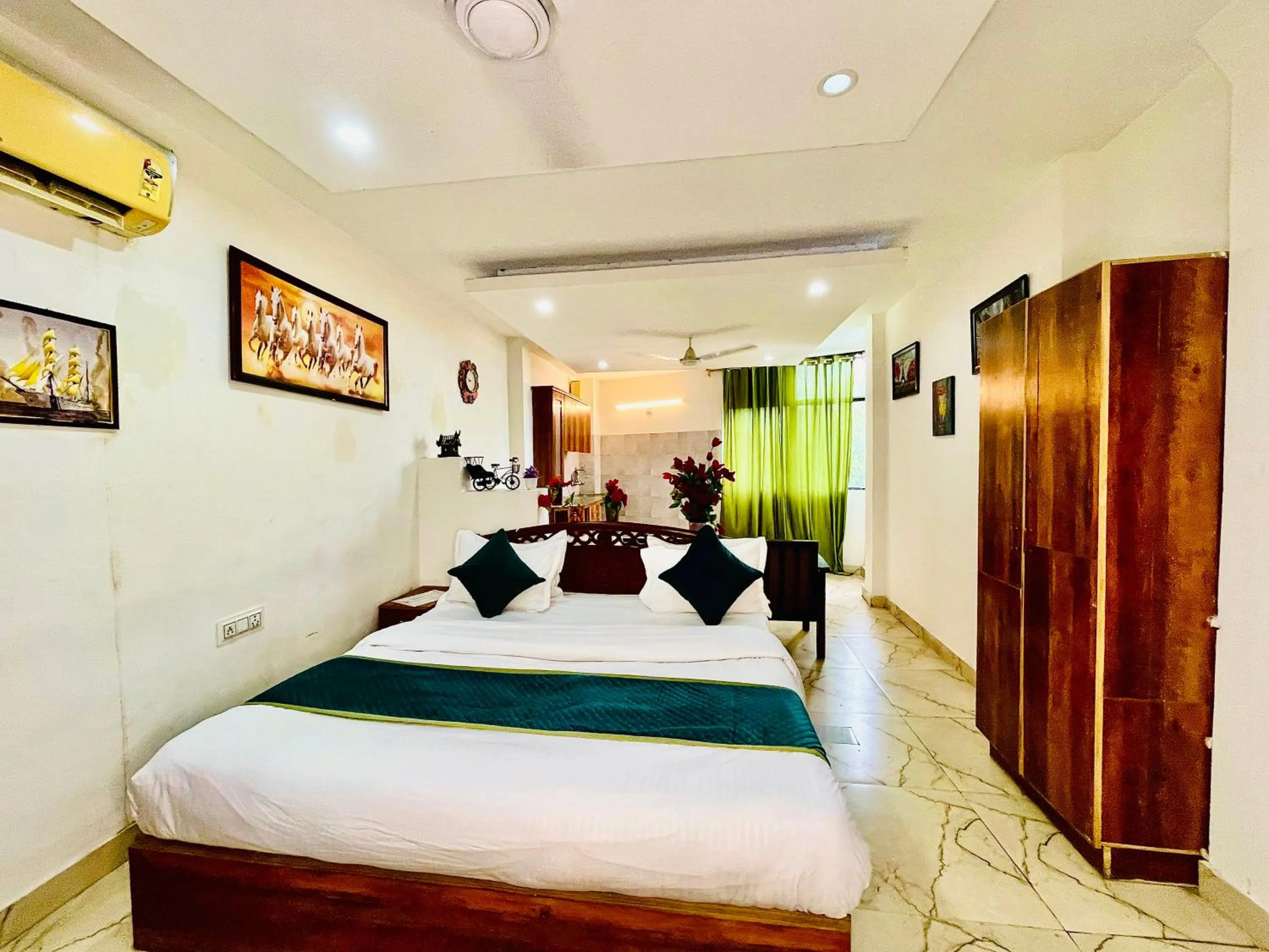 Bed in Hotel Hauz Khas Inn Near Hauz Khas Fort and Deer Park