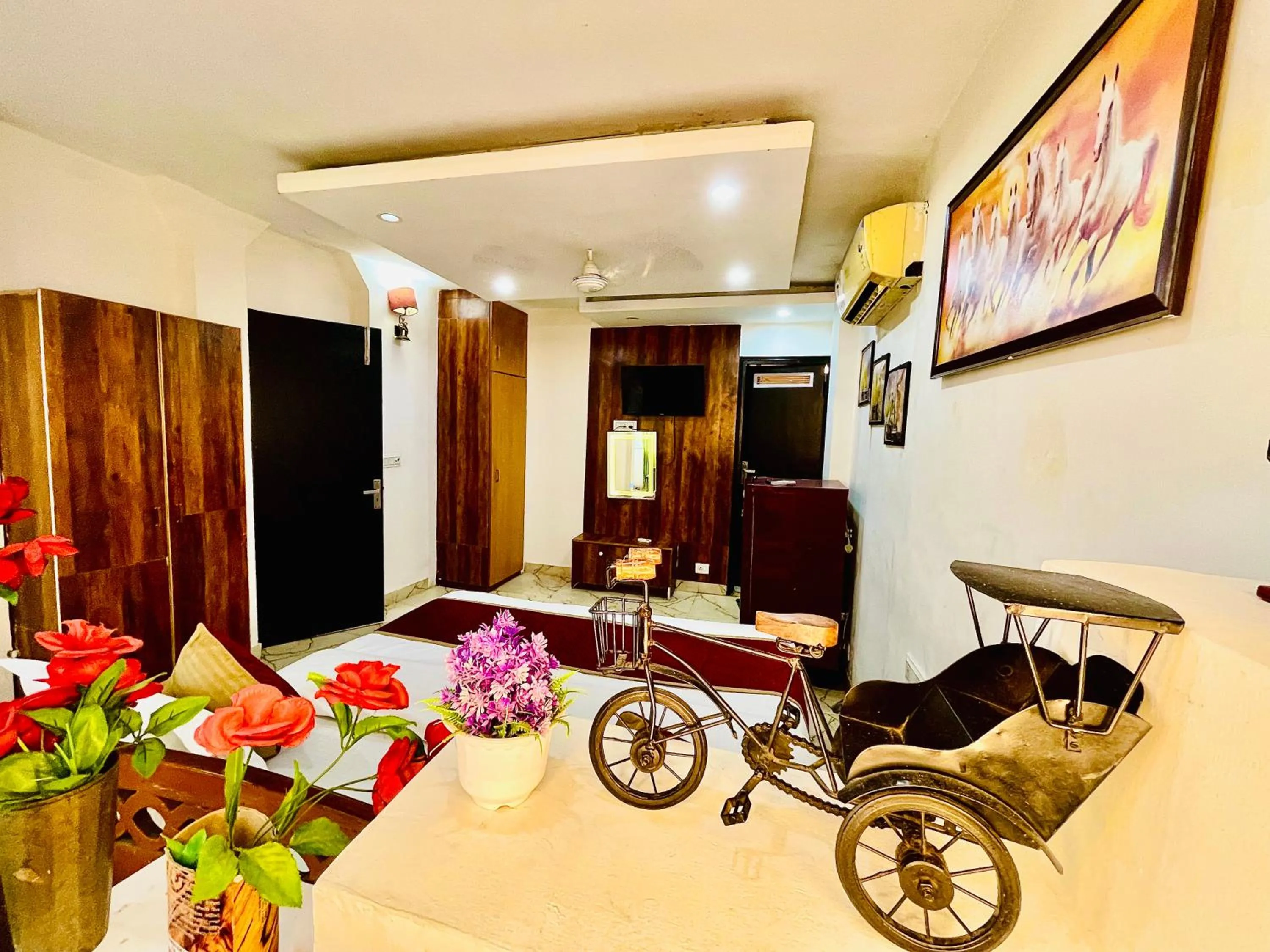 Bed in Hotel Hauz Khas Inn Near Hauz Khas Fort and Deer Park