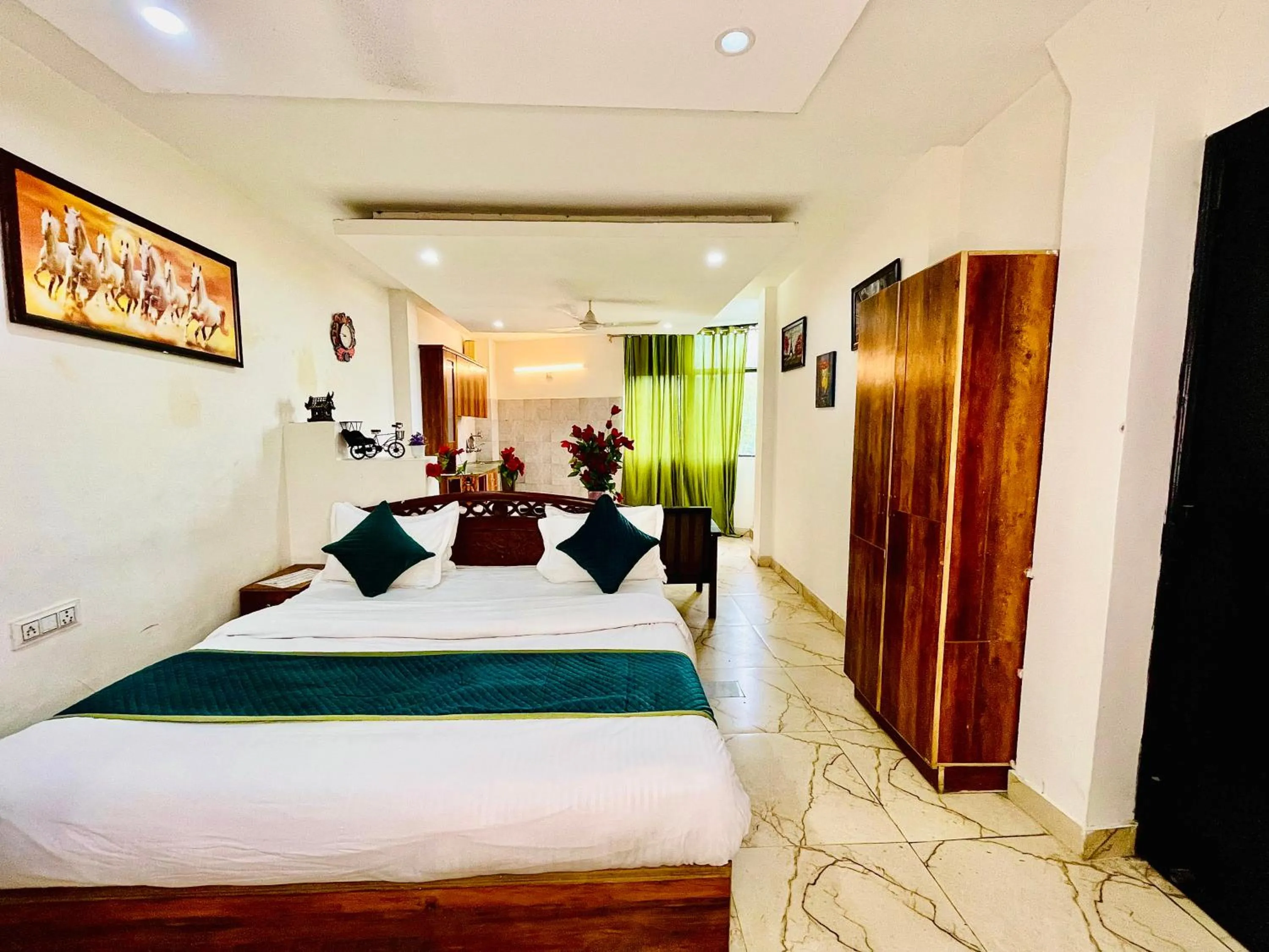 Bed in Hotel Hauz Khas Inn Near Hauz Khas Fort and Deer Park