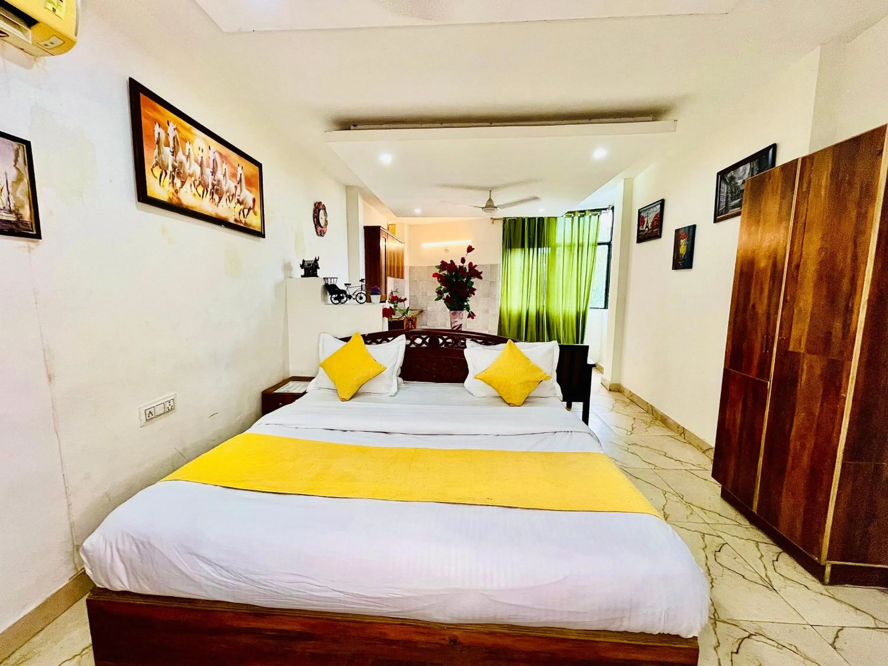 Bed in Hotel Hauz Khas Inn Near Hauz Khas Fort and Deer Park