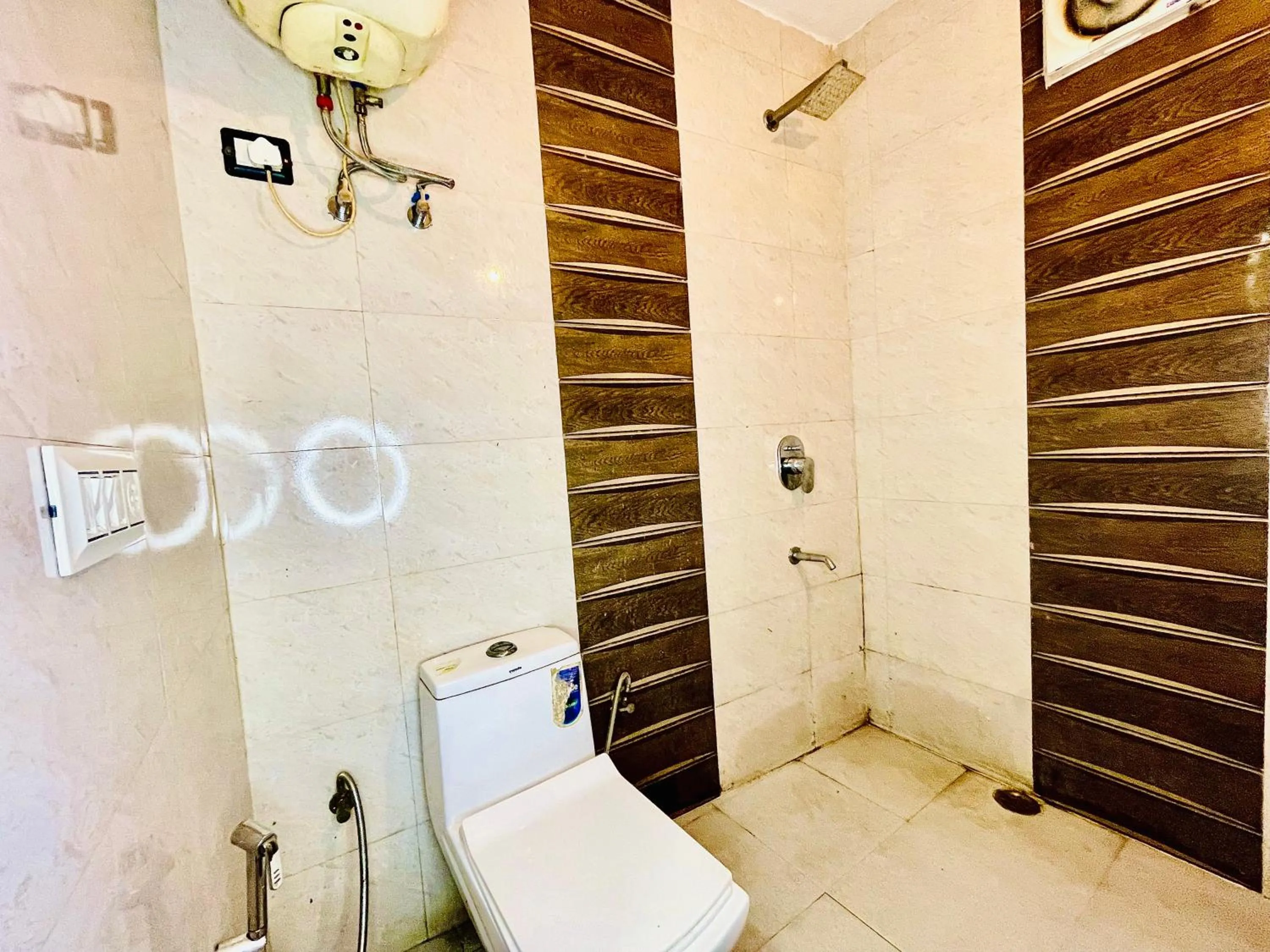 Shower in Hotel Hauz Khas Inn Near Hauz Khas Fort and Deer Park
