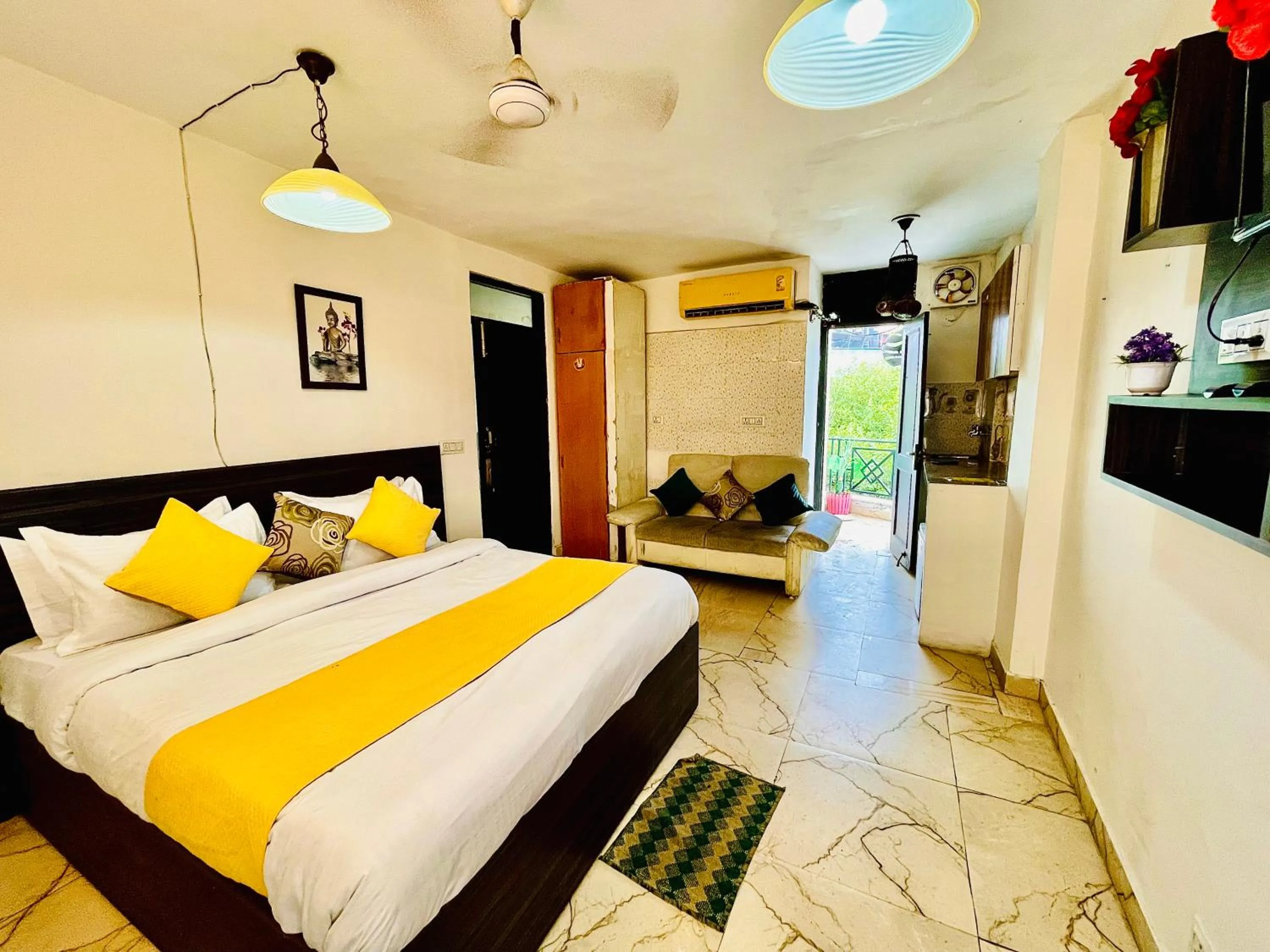 Bed in Hotel Hauz Khas Inn Near Hauz Khas Fort and Deer Park