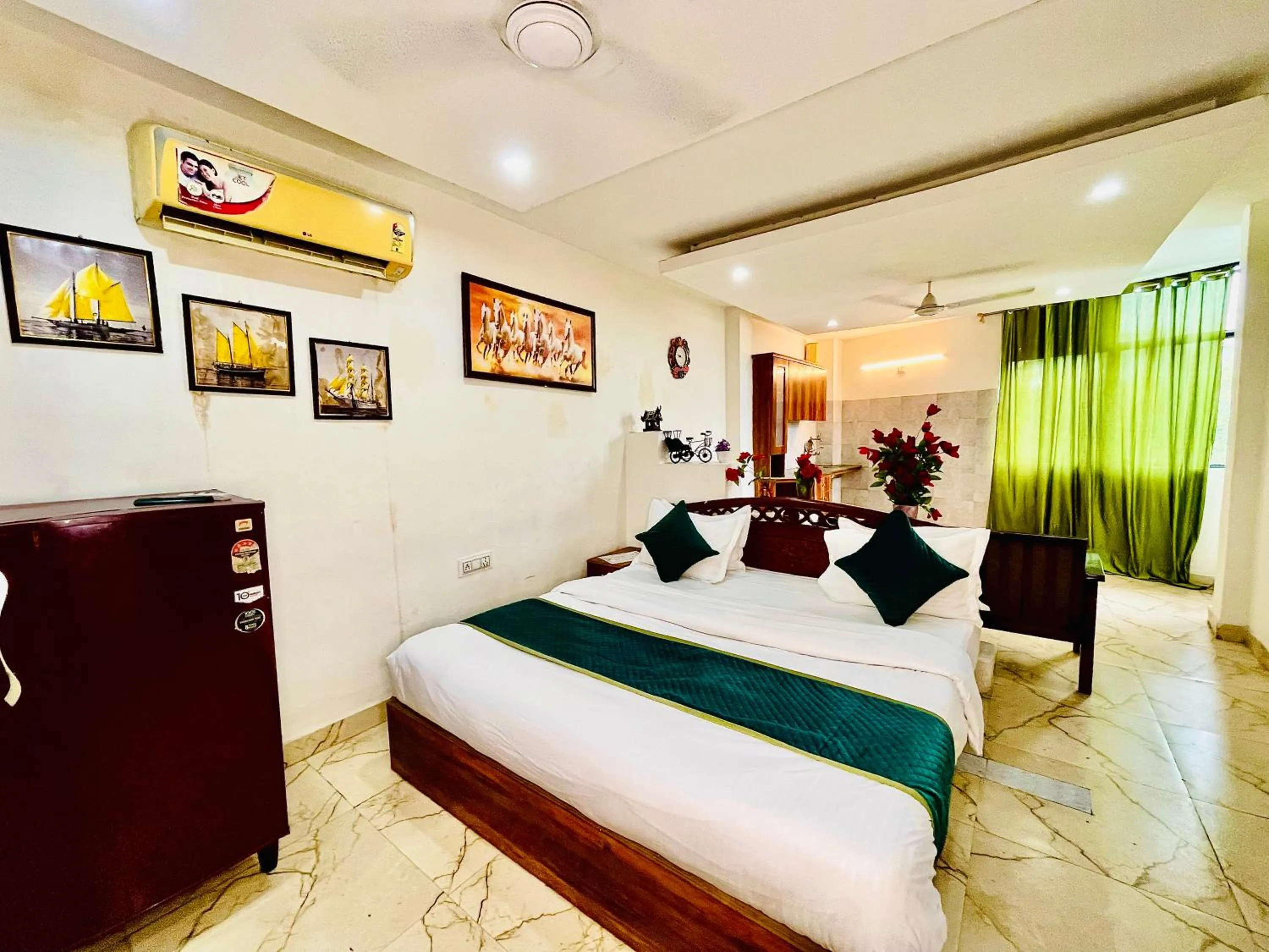 Bed in Hotel Hauz Khas Inn Near Hauz Khas Fort and Deer Park