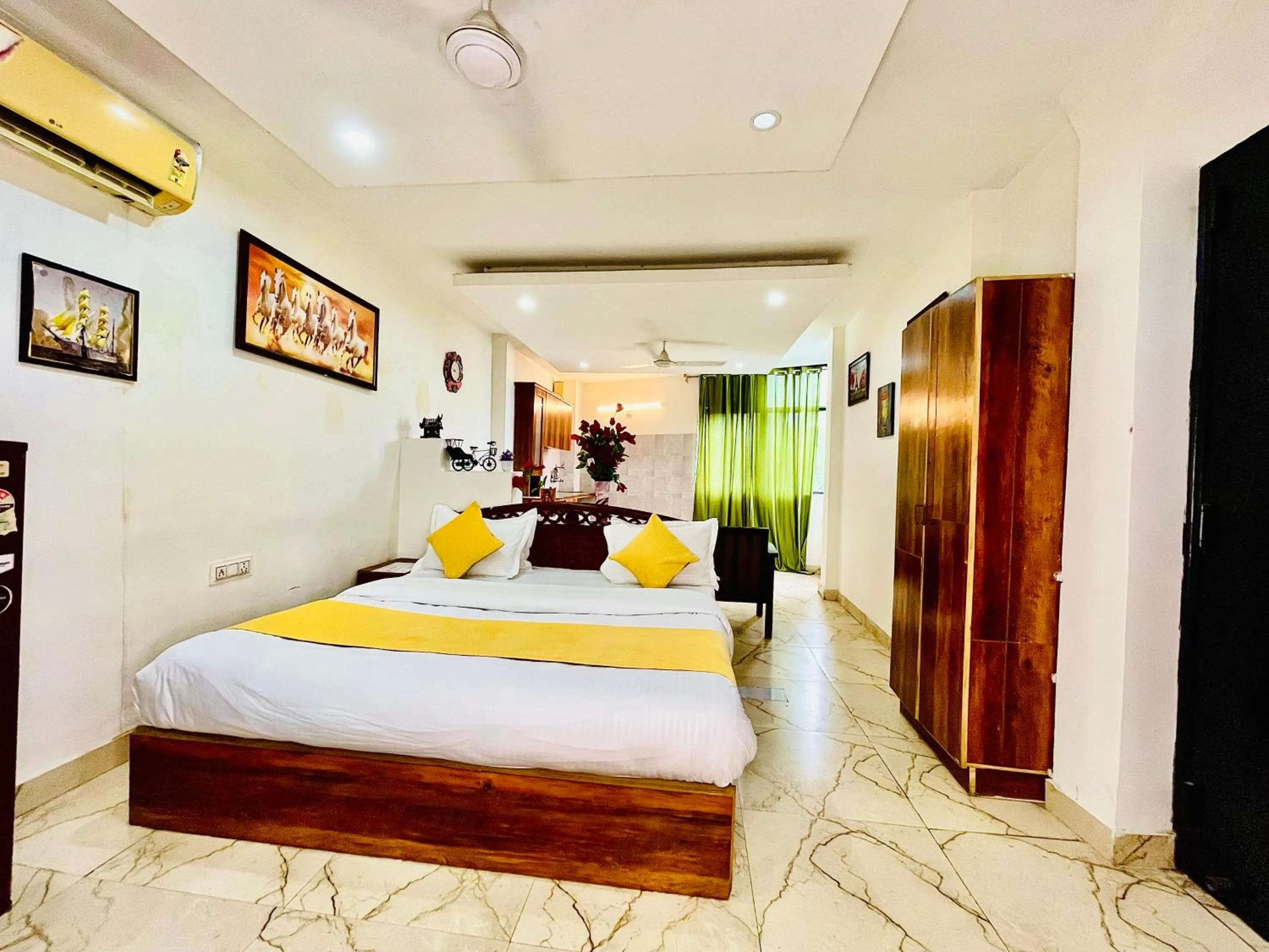 Bed in Hotel Hauz Khas Inn Near Hauz Khas Fort and Deer Park