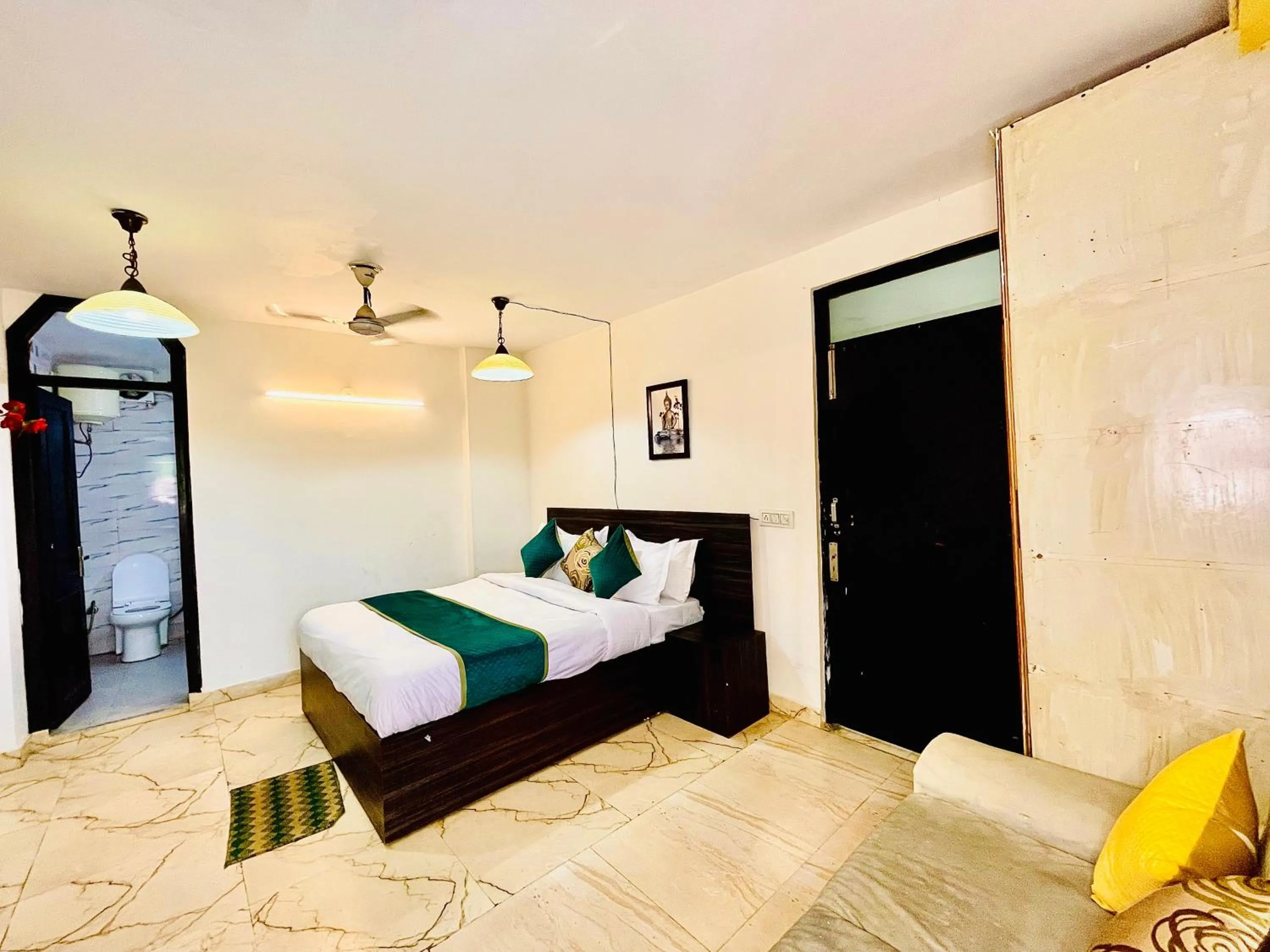 Bed in Hotel Hauz Khas Inn Near Hauz Khas Fort and Deer Park