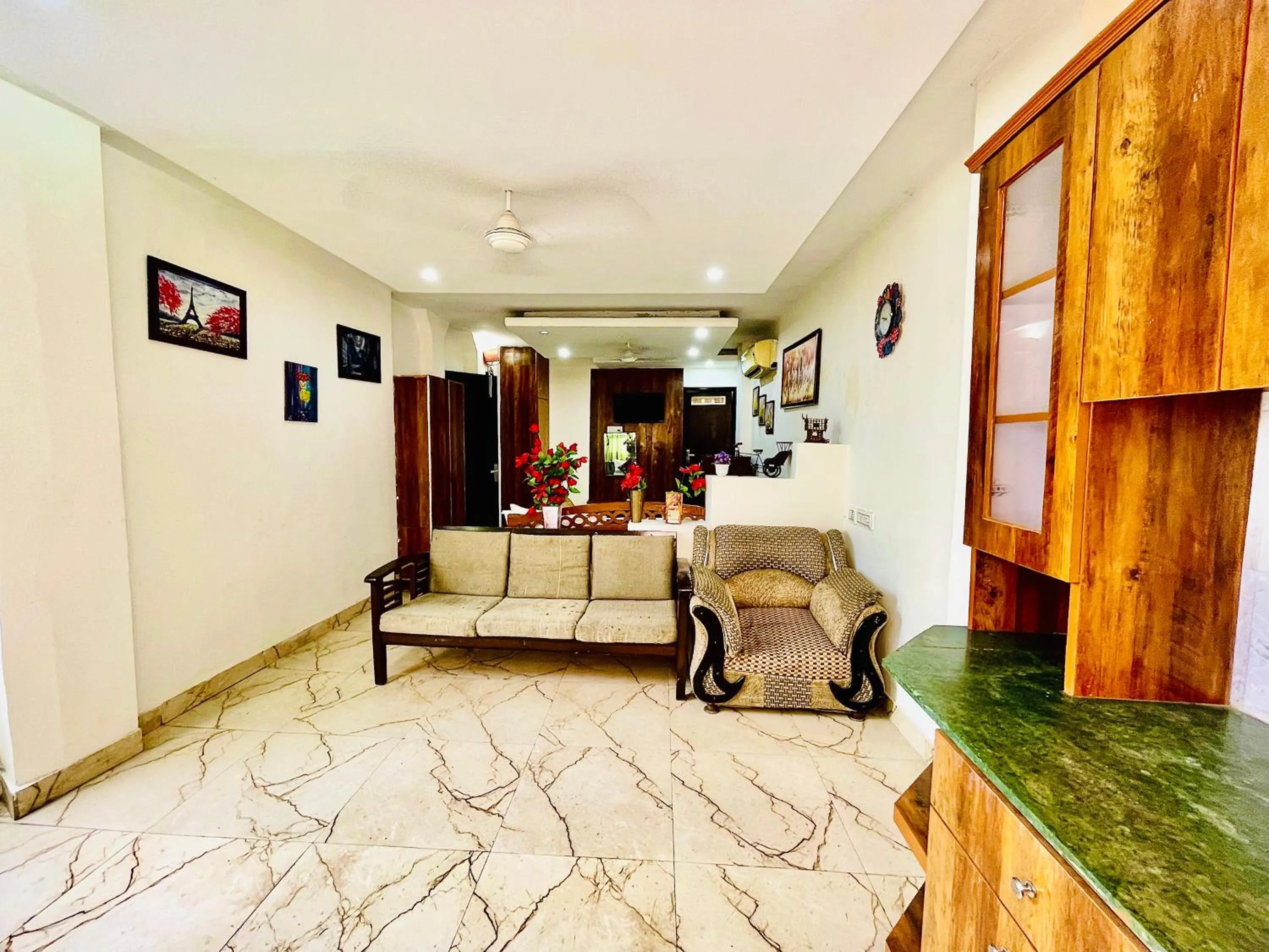 TV and multimedia in Hotel Hauz Khas Inn Near Hauz Khas Fort and Deer Park