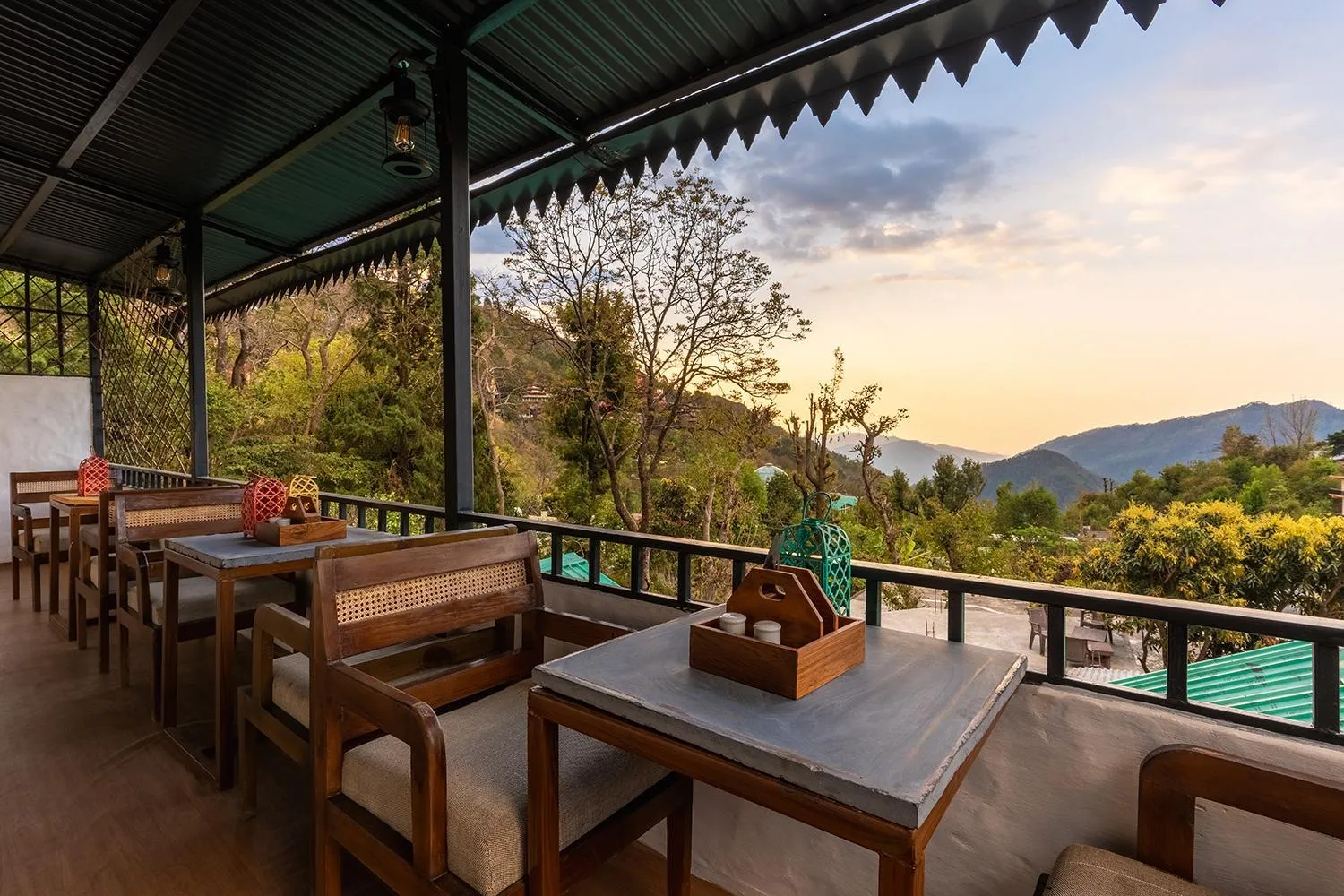 Restaurant/places to eat in Maati Resort by The Lake Hill