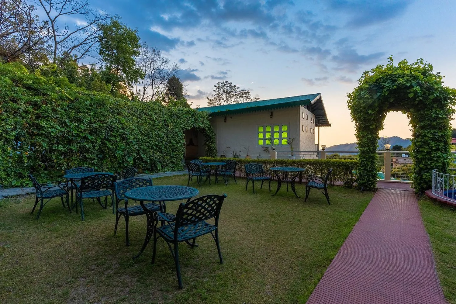Communal lounge/ TV room in Maati Resort by The Lake Hill