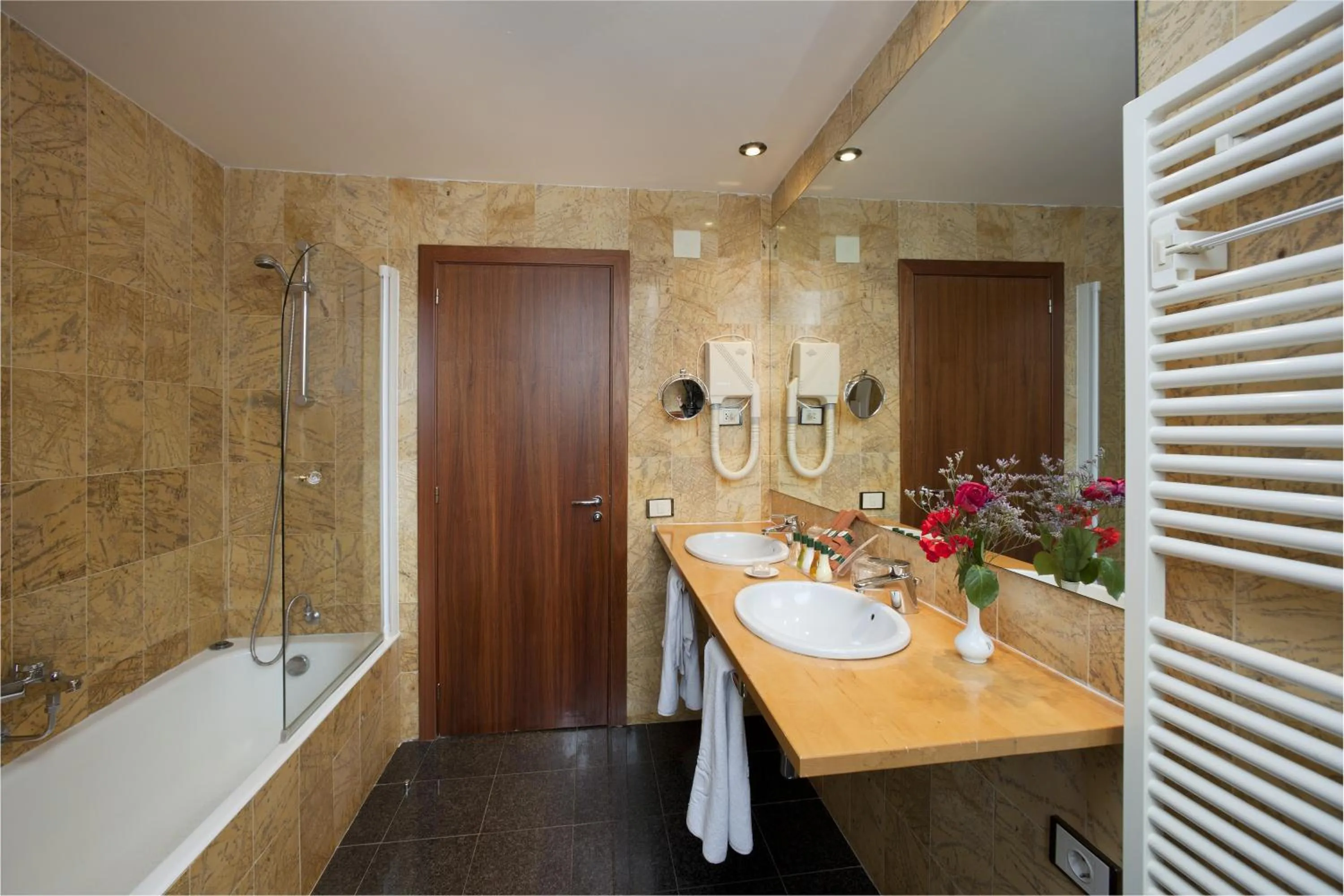 Bathroom in Parador de Artíes