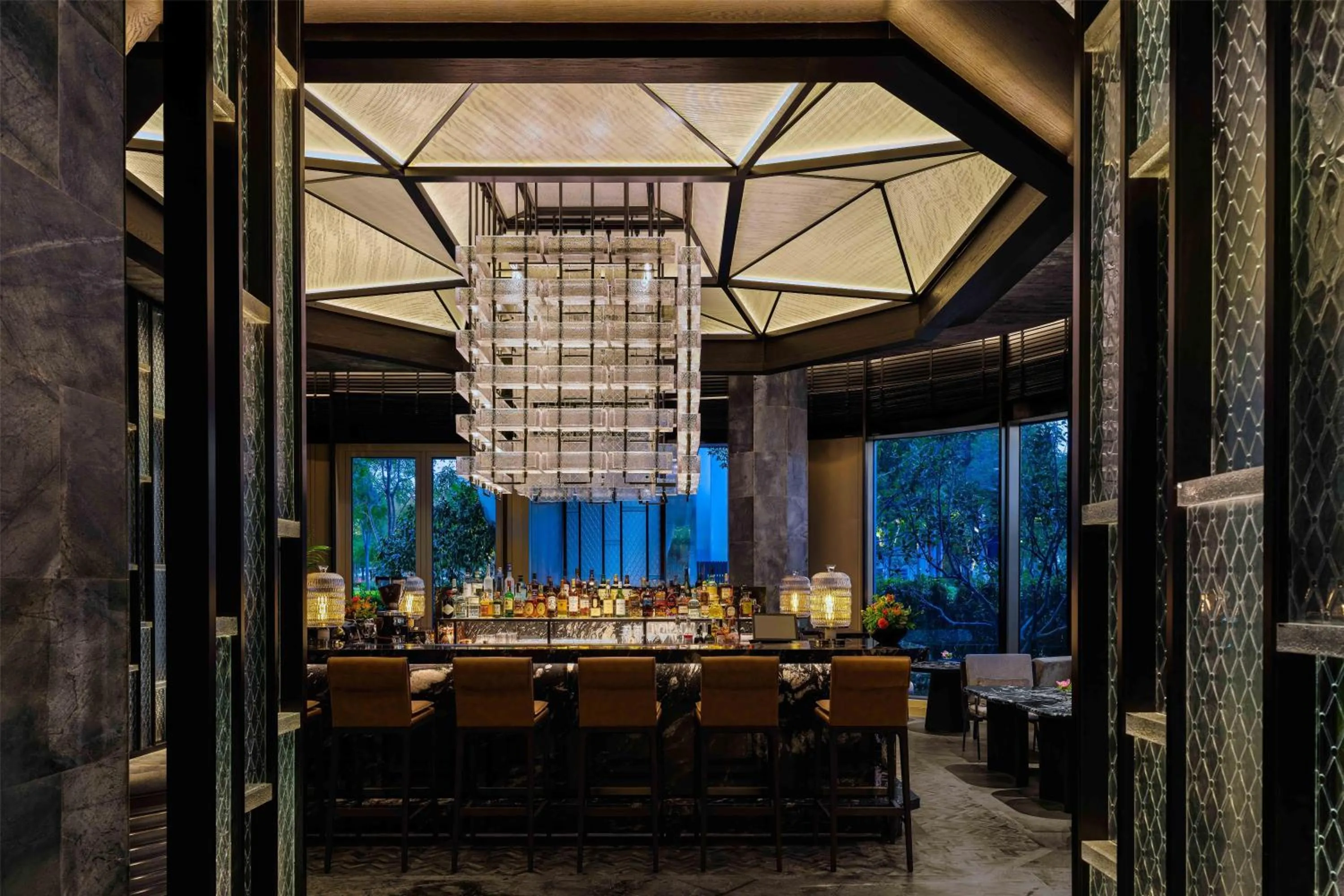 Lounge or bar in Waldorf Astoria Shanghai Qiantan