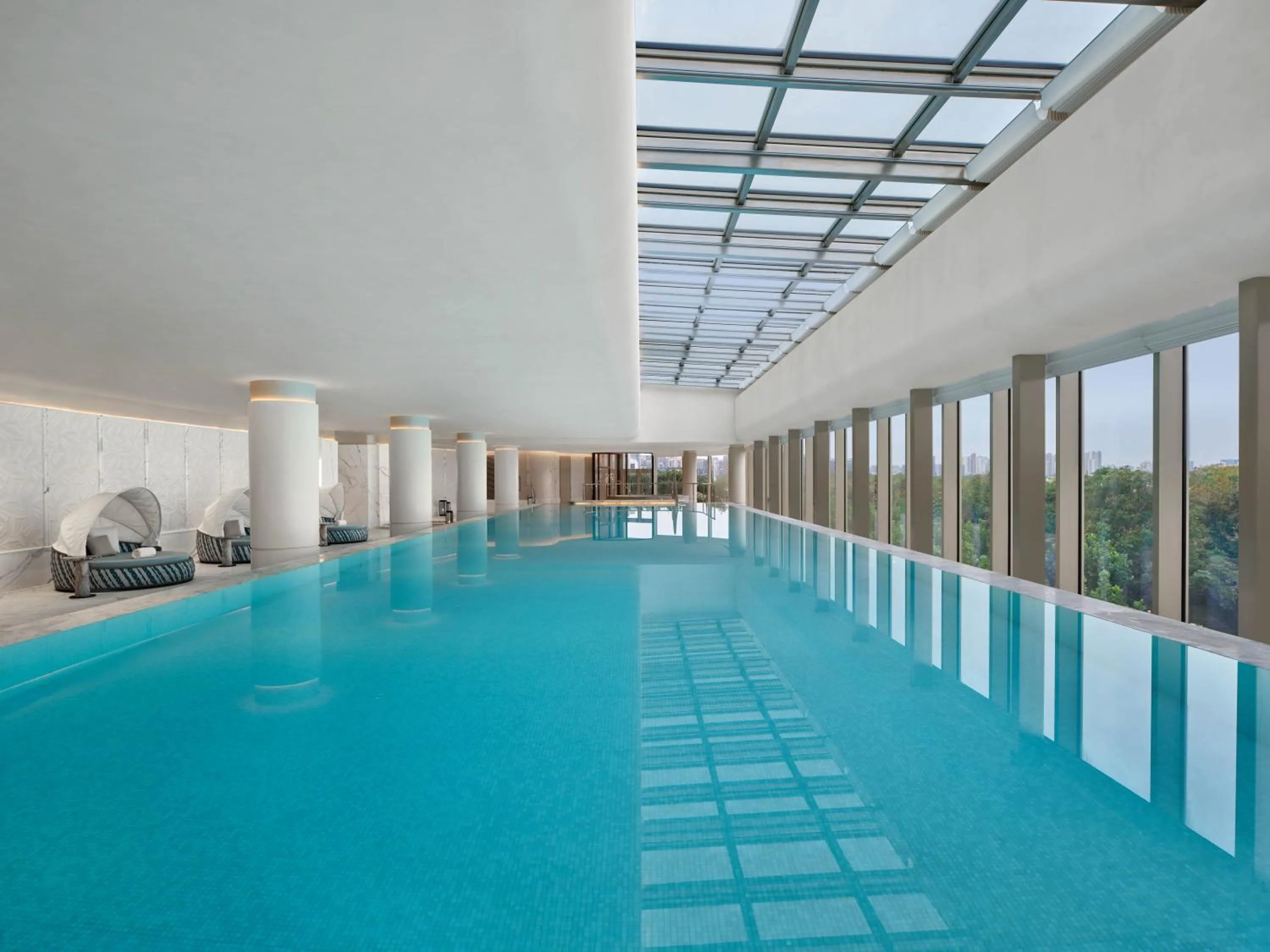 Swimming pool in Waldorf Astoria Shanghai Qiantan