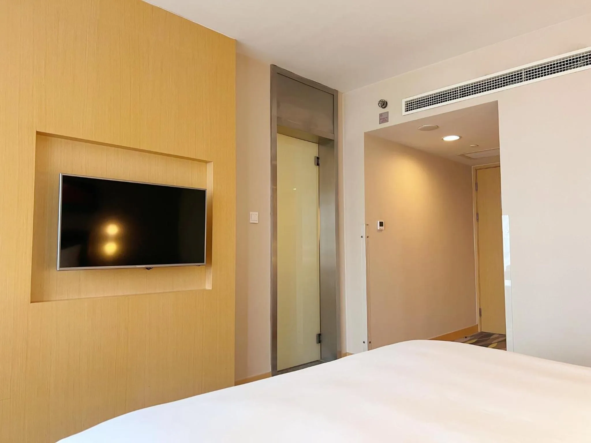 Photo of the whole room, Bed in Holiday Inn Express Changzhou Lanling by IHG