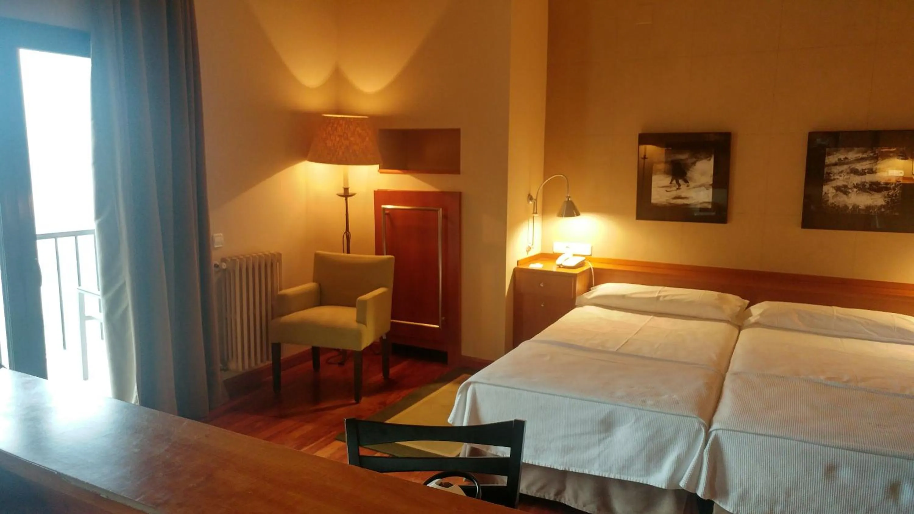 Photo of the whole room, Bed in Parador de Vielha