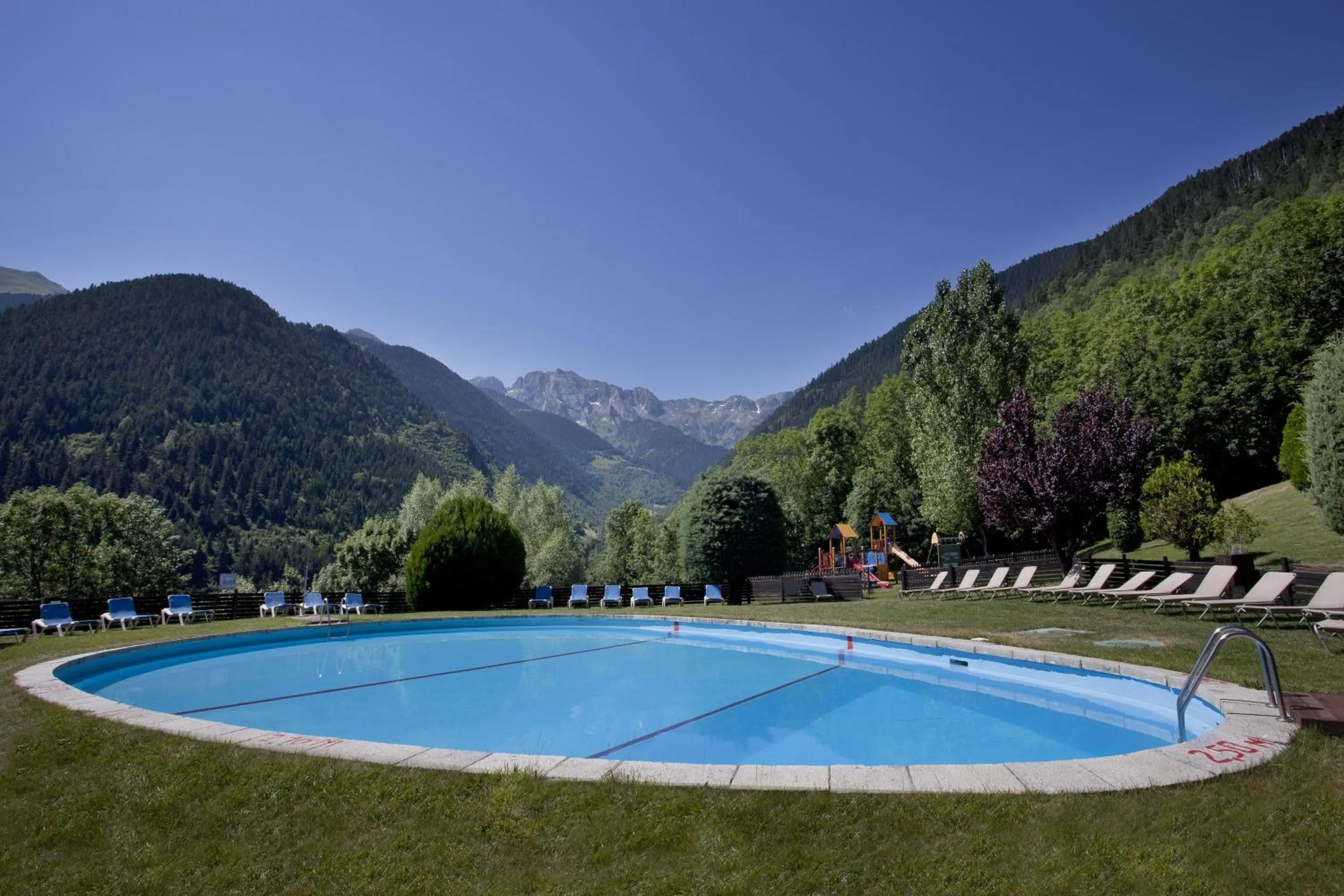 Swimming pool in Parador de Vielha