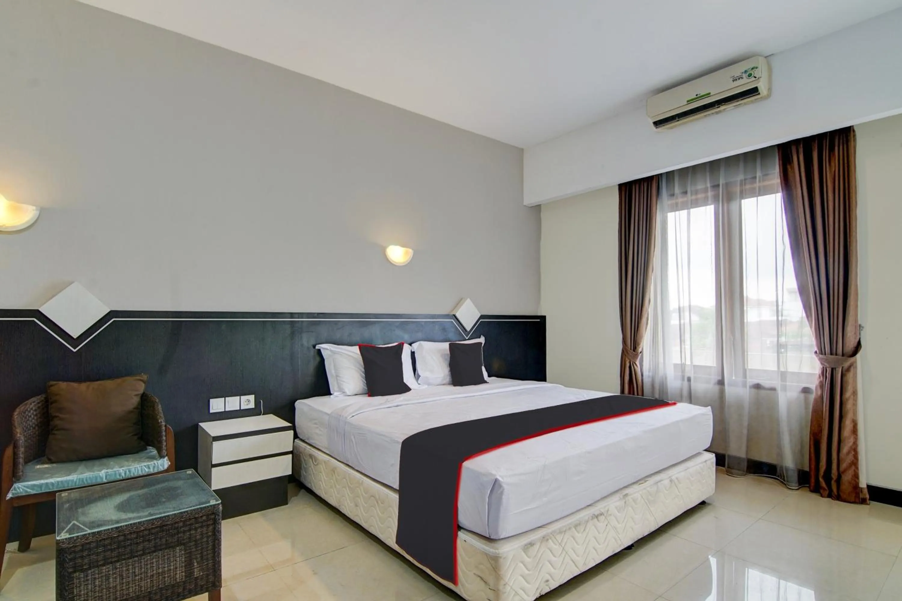 Bedroom, Bed in Townhouse Oak Pekanbaru near Mall Pekanbaru formerly Hotel Grand Sahara