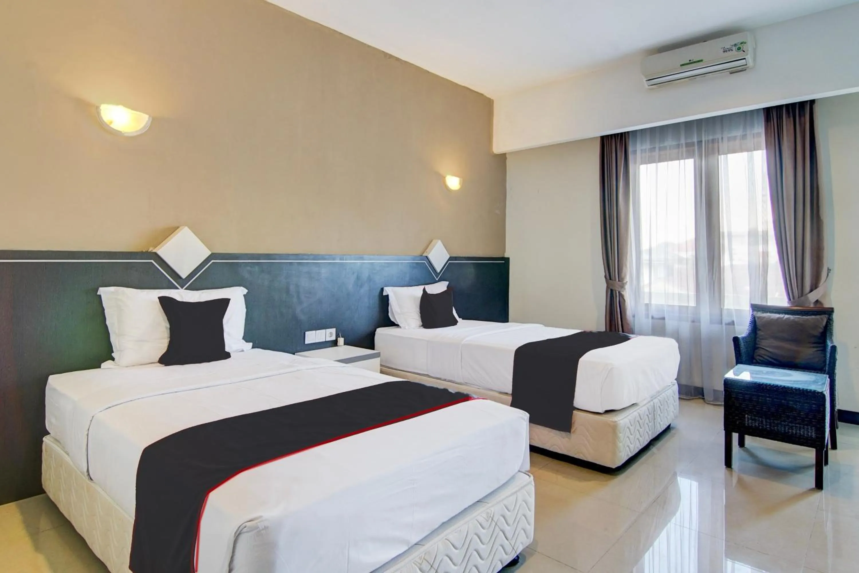 Delxue Twin Room in Townhouse Oak Pekanbaru near Mall Pekanbaru formerly Hotel Grand Sahara