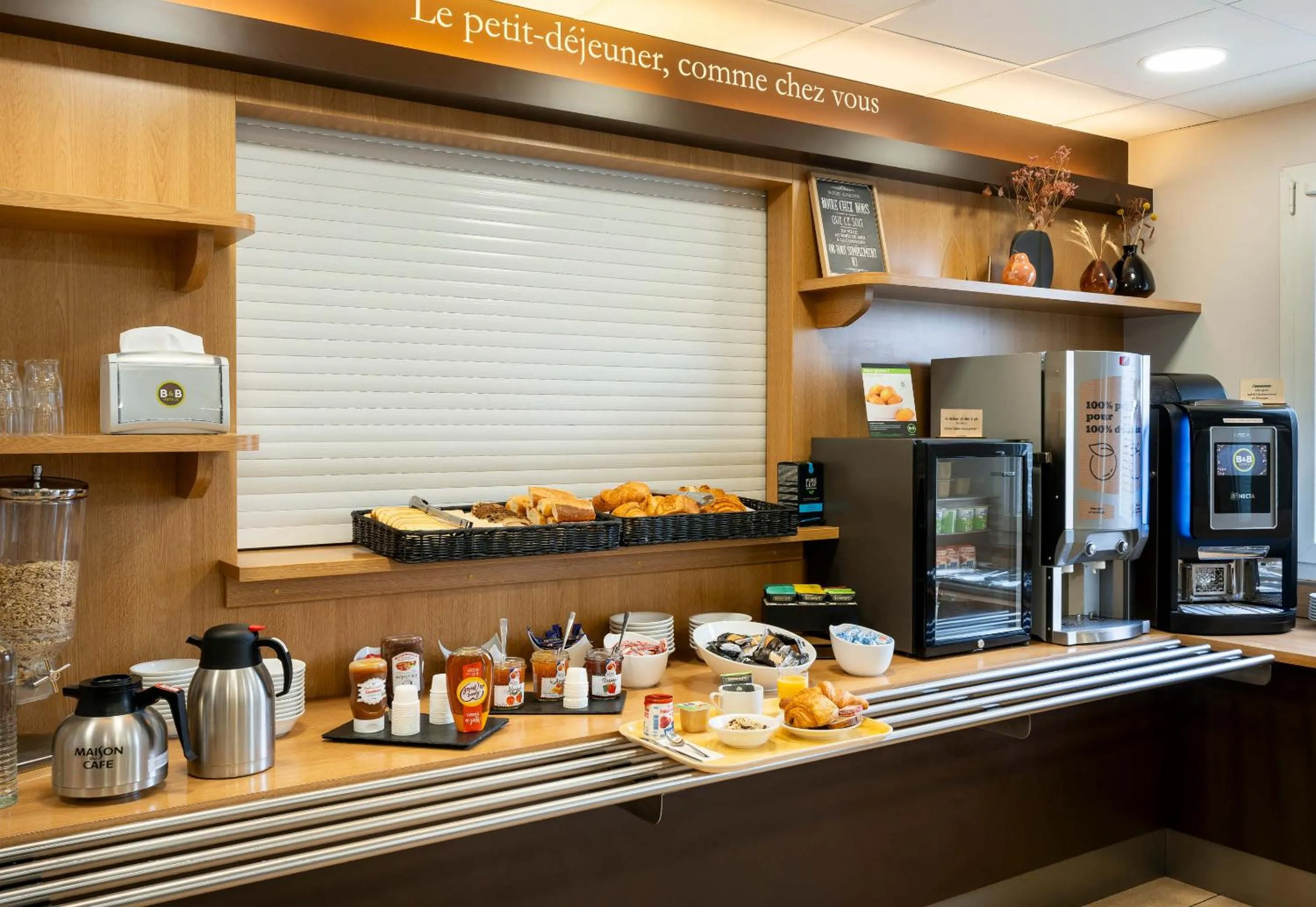 Buffet breakfast in B&B HOTEL Vannes Ouest Golfe du Morbihan
