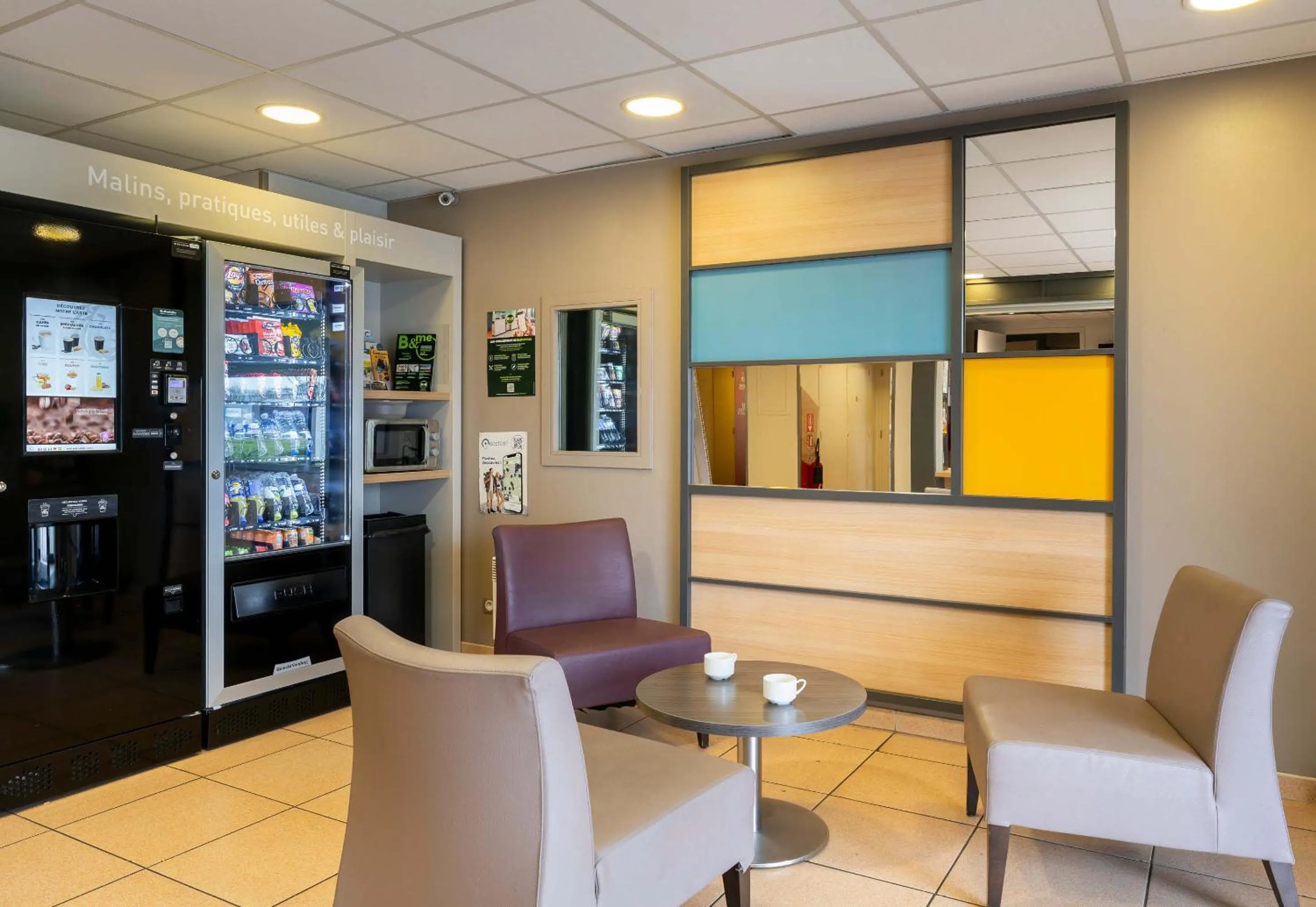 Seating area in B&B HOTEL Vannes Ouest Golfe du Morbihan