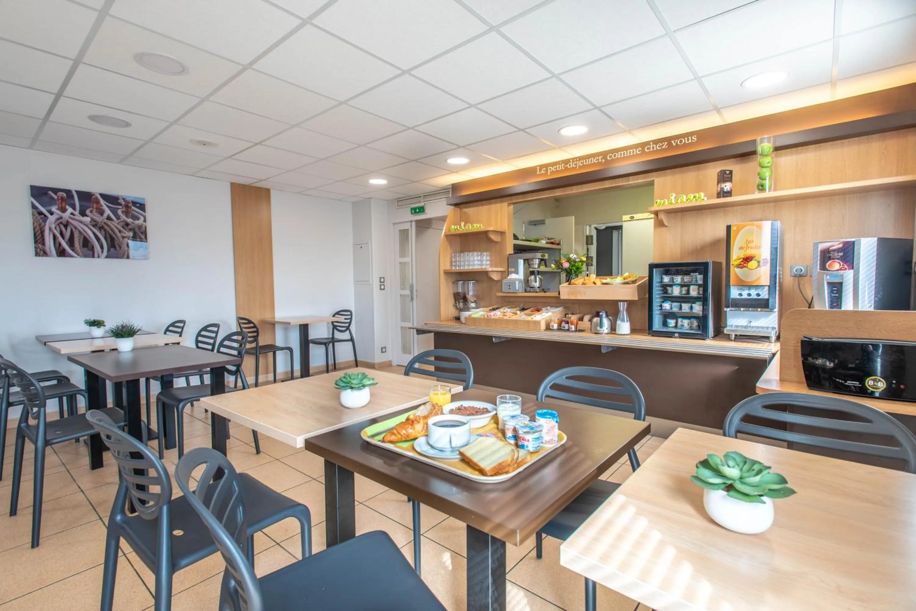 Restaurant/places to eat in B&B HOTEL Vannes Ouest Golfe du Morbihan