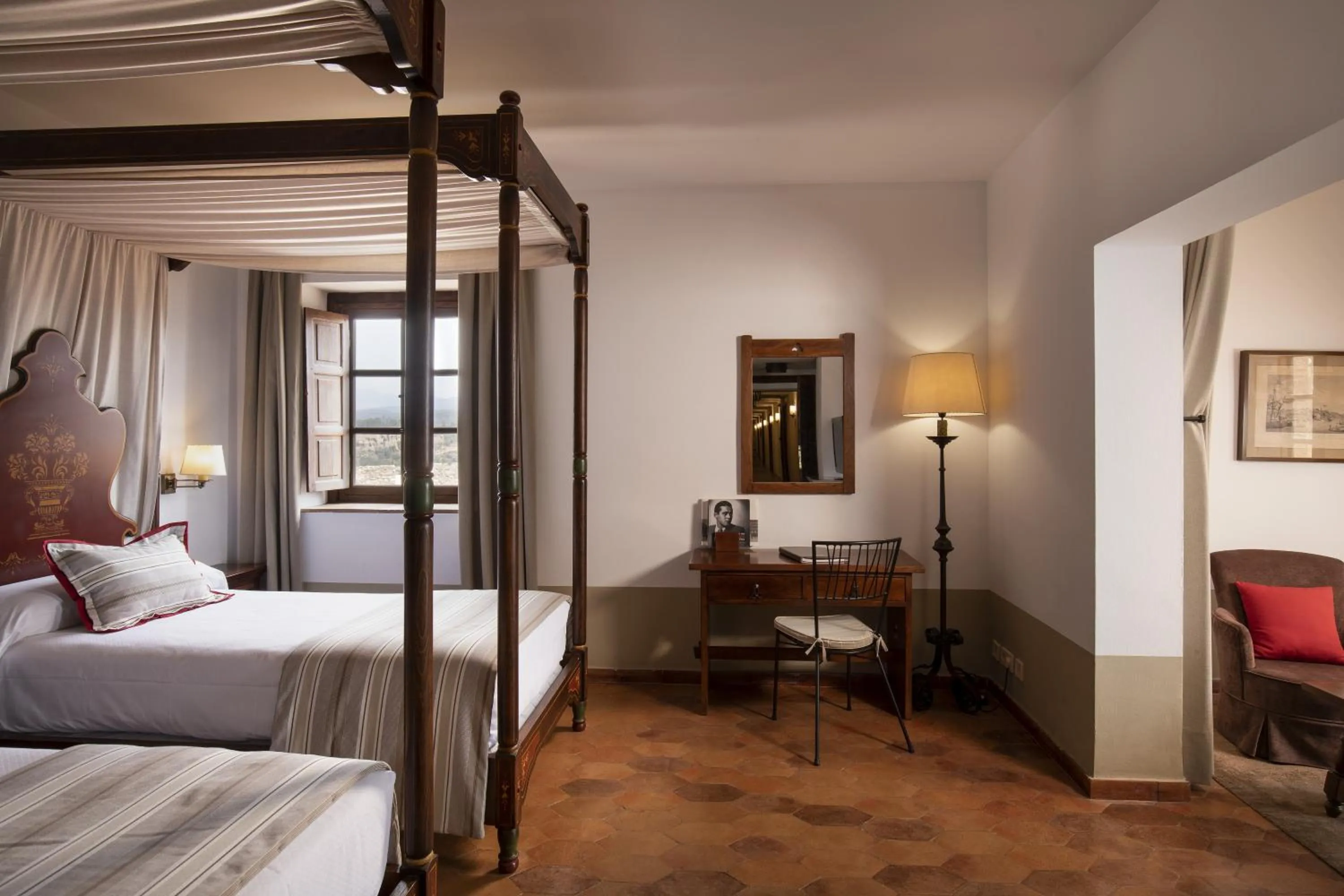 Photo of the whole room, Bed in Parador de Tortosa