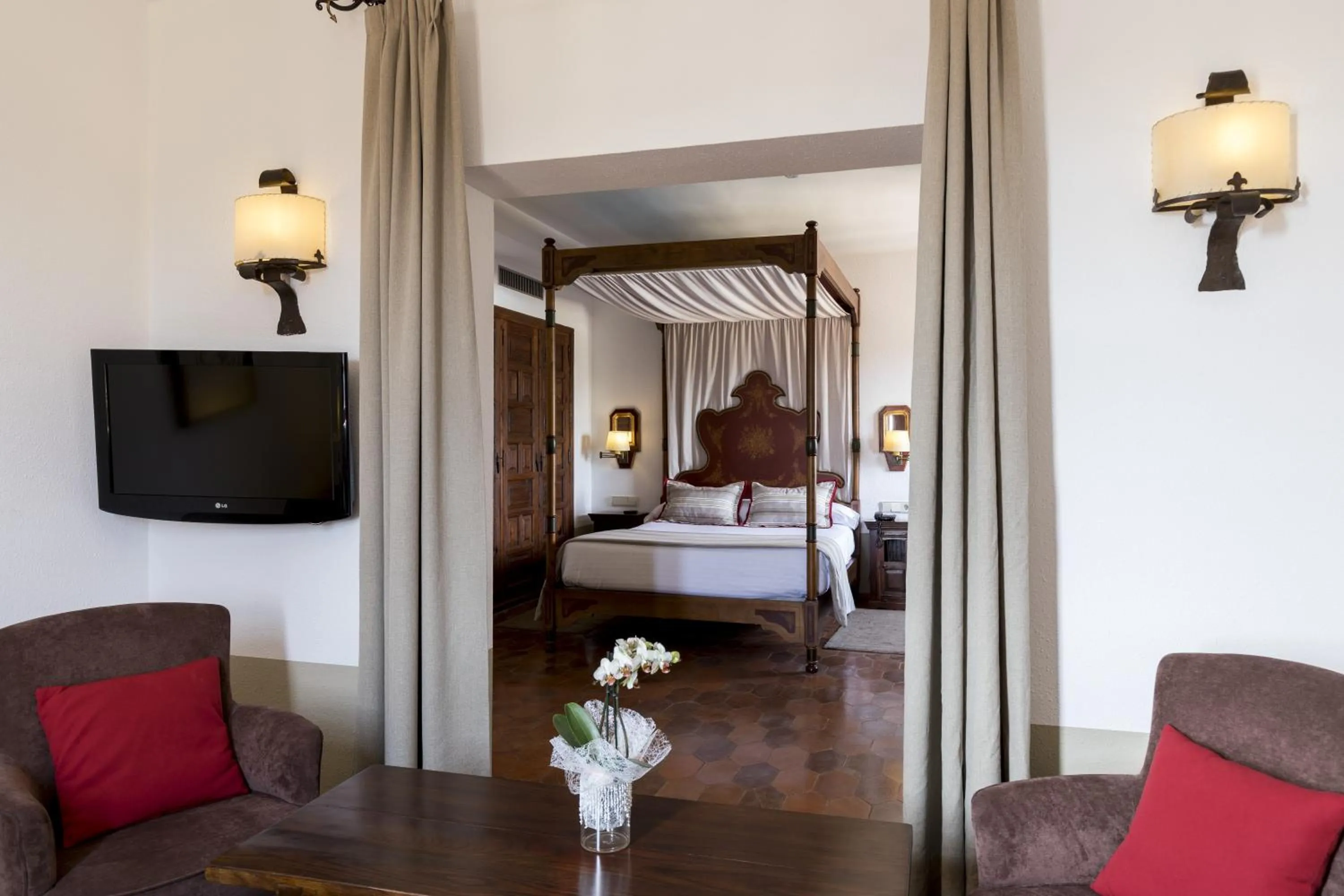 Living room, Bed in Parador de Tortosa