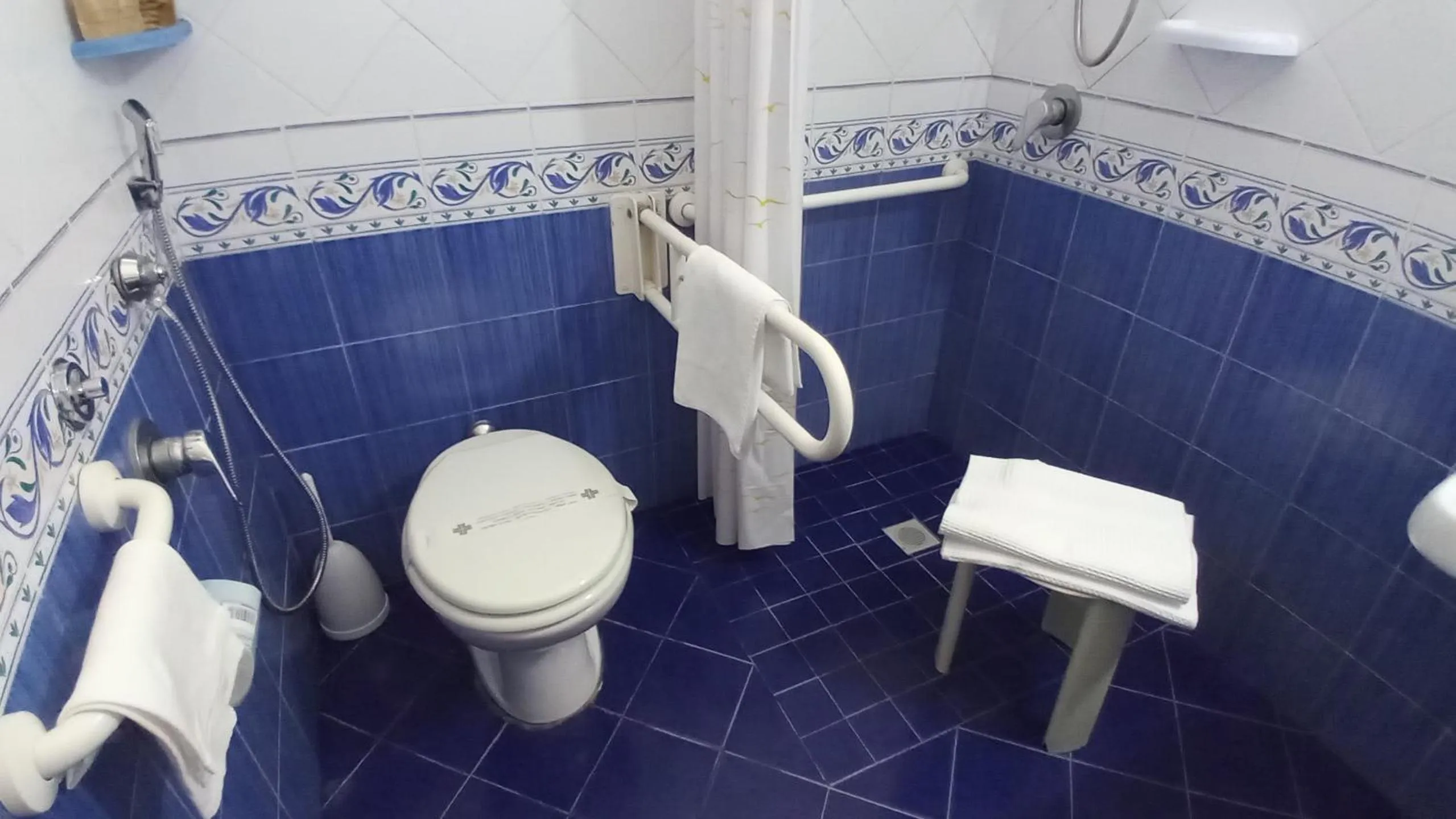 Shower in Hotel Amyclae