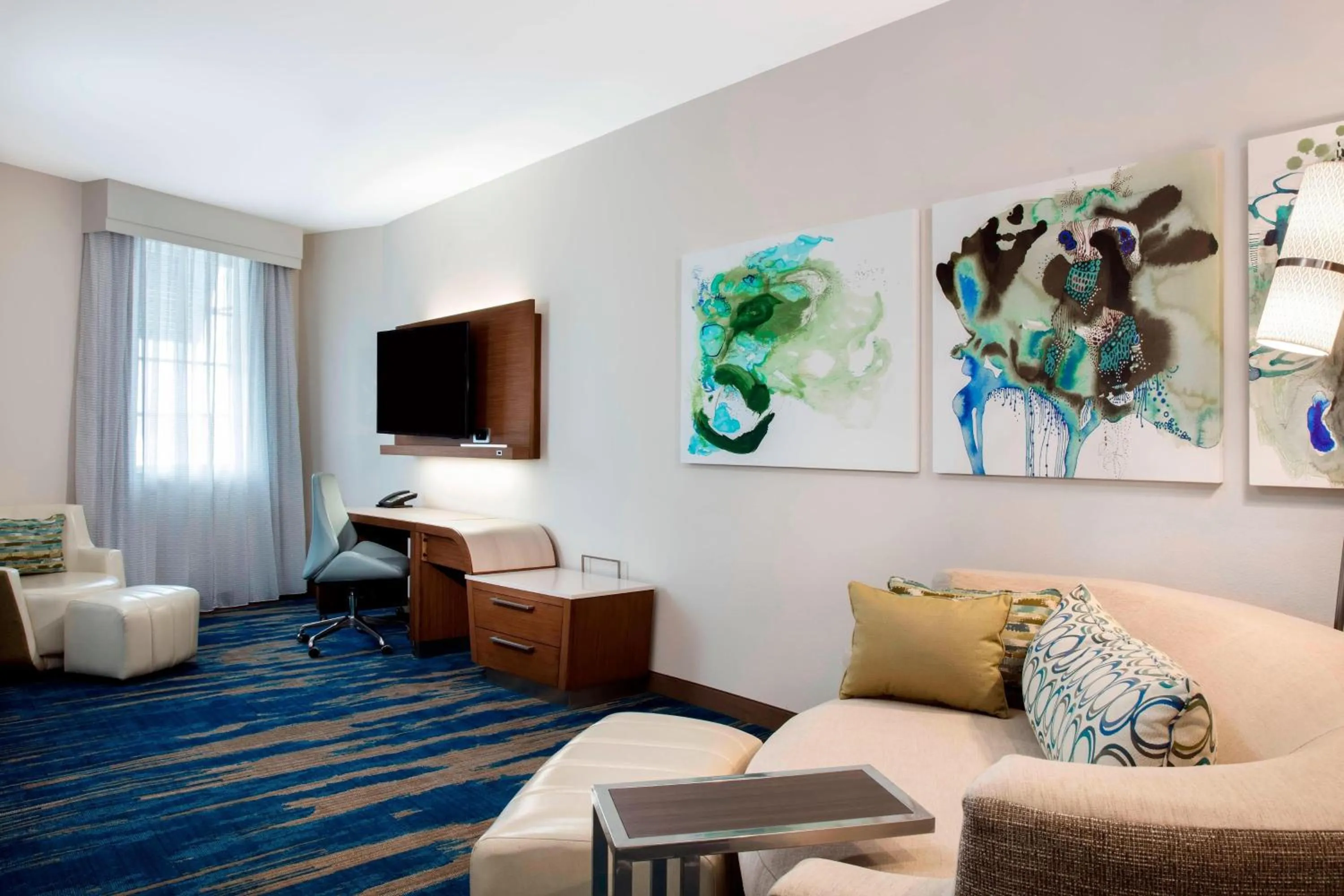 Living room in Courtyard by Marriott Faro Blanco Resort